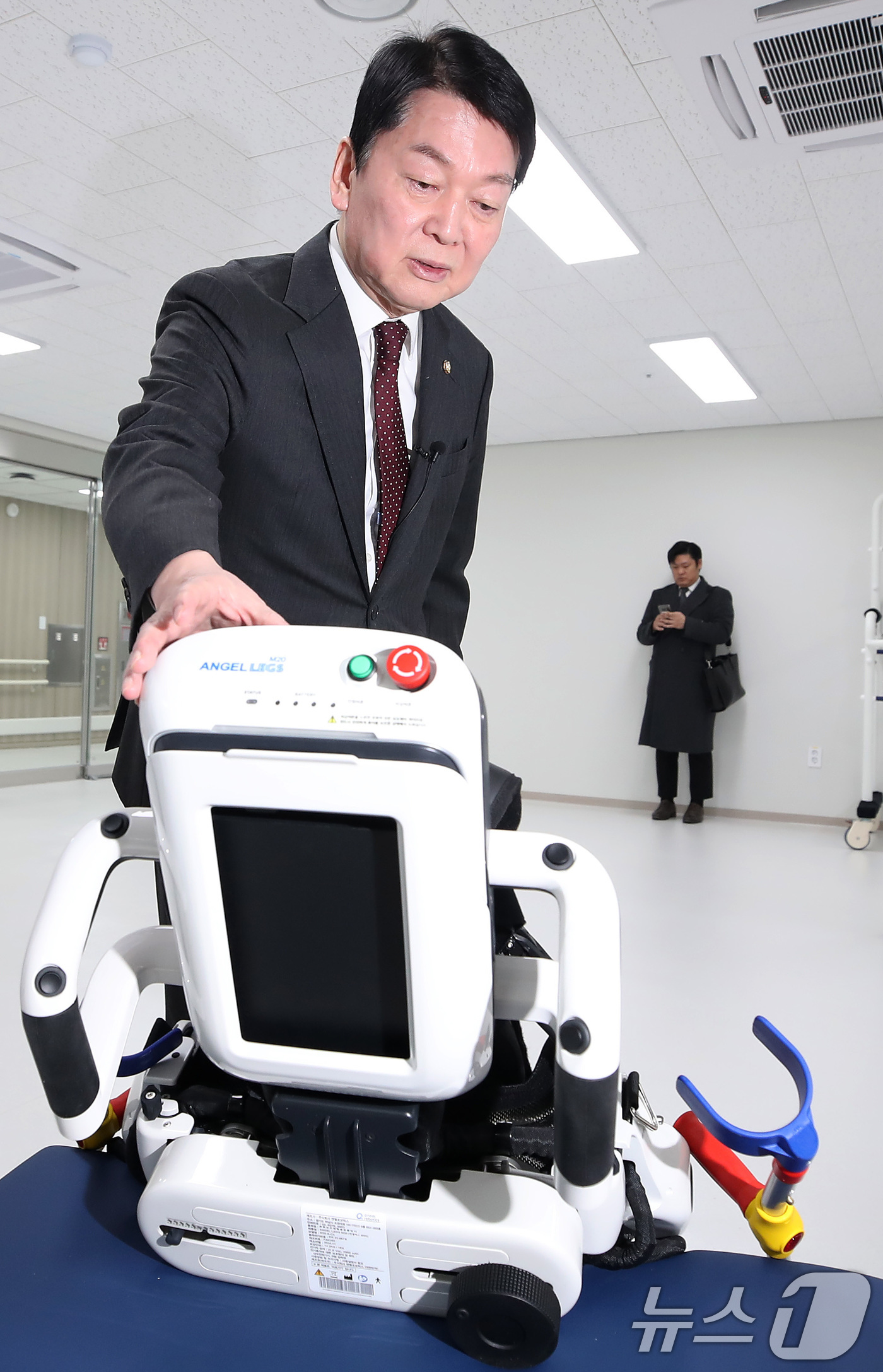 (대구=뉴스1) 공정식 기자 = 안철수 국민의힘 의원이 12일 오전 대구 중구 계명대학교 대구동산병원을 찾아 공공어린이재활의료센터에 마련된 로봇재활치료시설을 살펴보고 있다.이곳은 …
