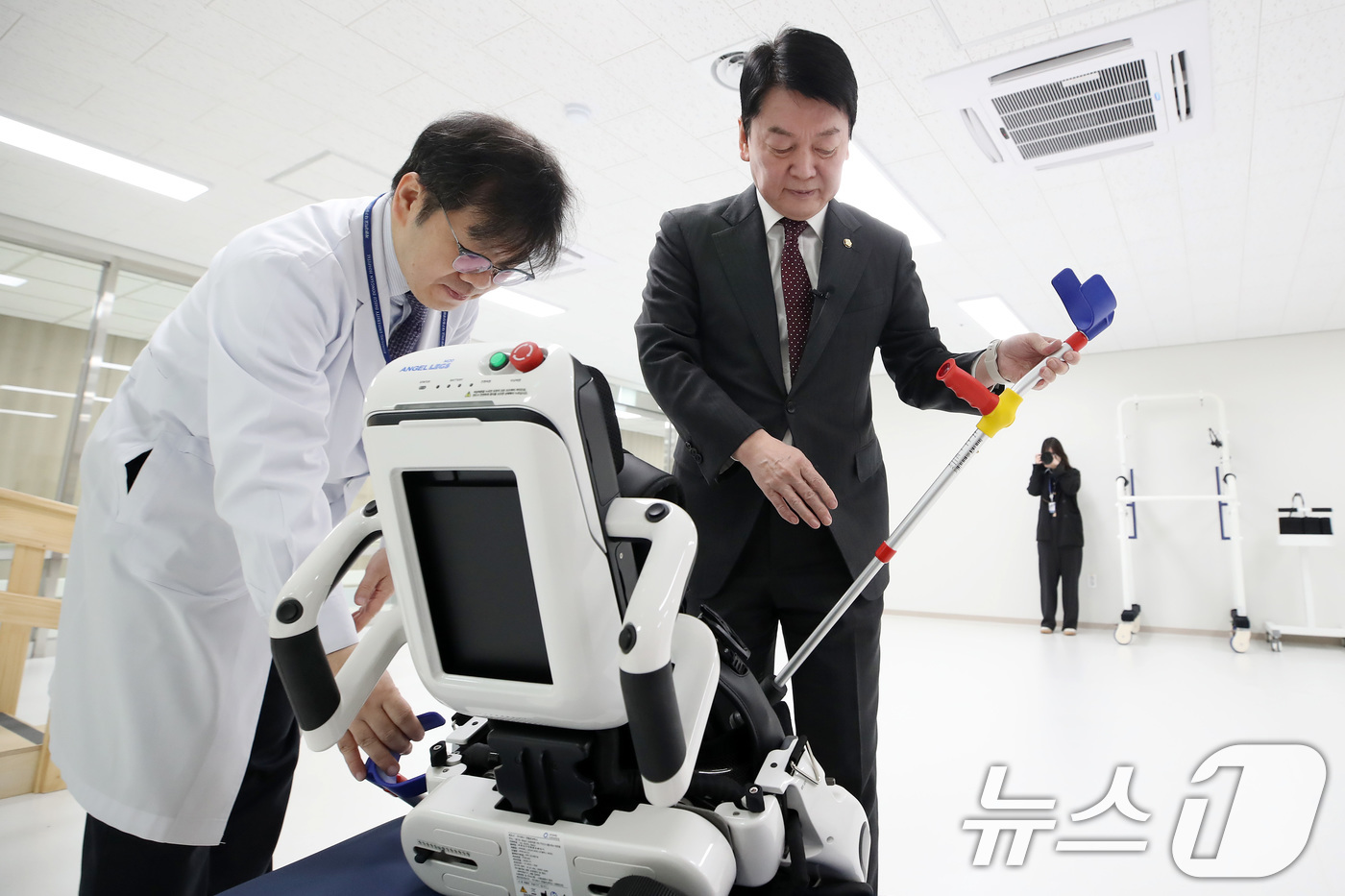 (대구=뉴스1) 공정식 기자 = 안철수 국민의힘 의원(오른쪽)이 12일 오전 대구 중구 계명대학교 대구동산병원을 찾아 정우진 병원장과 공공어린이재활의료센터에 마련된 로봇재활치료시설 …