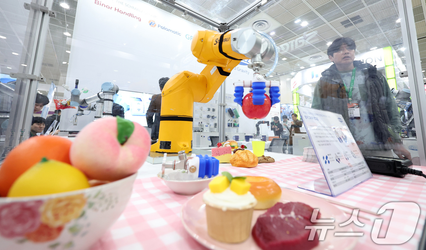 (서울=뉴스1) 김성진 기자 = 12일 서울 강남구 코엑스에서 열린 2025 스마트공장·자동화산업전를 찾은 관람객들이 슈말츠 부스에서 핑거 그리퍼 엠그립 시연을 관전하고 있다. 2 …