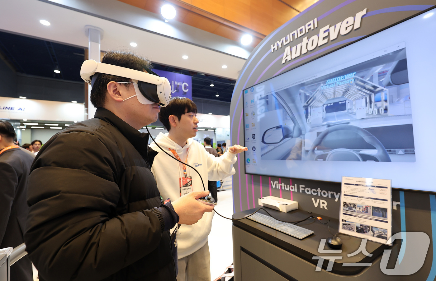 (서울=뉴스1) 김성진 기자 = 12일 서울 강남구 코엑스에서 열린 2025 스마트공장·자동화산업전를 찾은 한 관람객이 현대 오토에버 부스에서 버추얼팩토리빌더 VR 체험을 하고 있 …