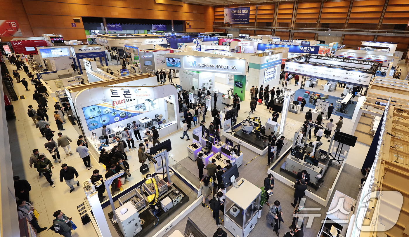 (서울=뉴스1) 김성진 기자 = 12일 서울 강남구 코엑스에서 열린 2025 스마트공장·자동화산업전를 찾은 관람객들이 전시장을 둘러보고 있다. 2025.3.12/뉴스1