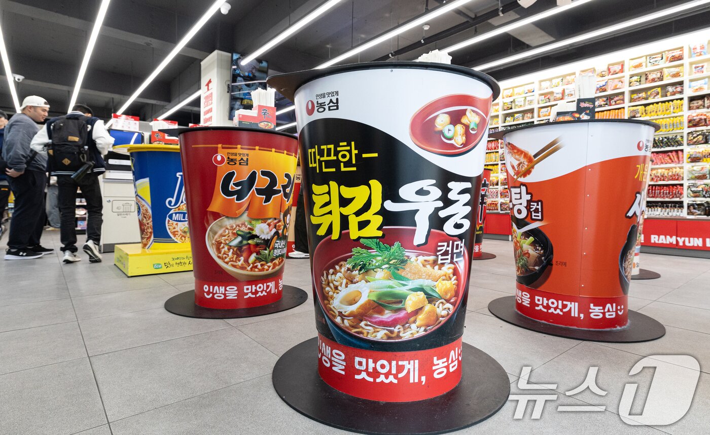 본문 이미지 - 12일 서울 마포구 CU 홍대상상점 라면 라이브러리에 라면 테이블이 설치돼 있다. 2025.3.12/뉴스1 ⓒ News1 이승배 기자