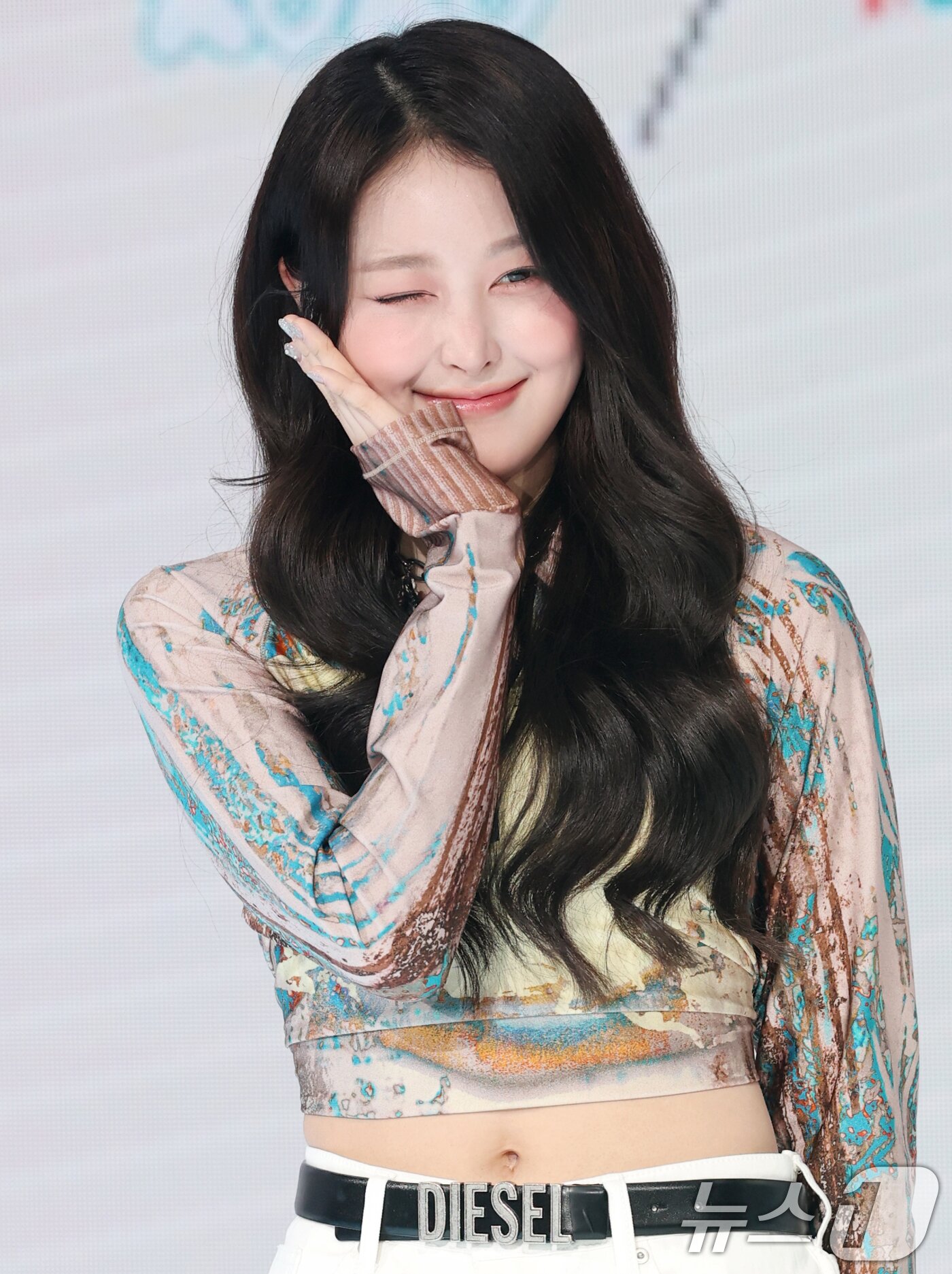 본문 이미지 - 걸그룹 세이마이네임(SAY MY NAME) 소하가 12일 오후 서울 마포구 상암동 쇼킹케이팝센터에서 가진 두 번째 앨범 'My Name Is...(마이 네임 이즈)' 발매 기념 쇼케이스에서 포즈를 취하고 있다. 2025.3.12/뉴스1 ⓒ News1 권현진 기자