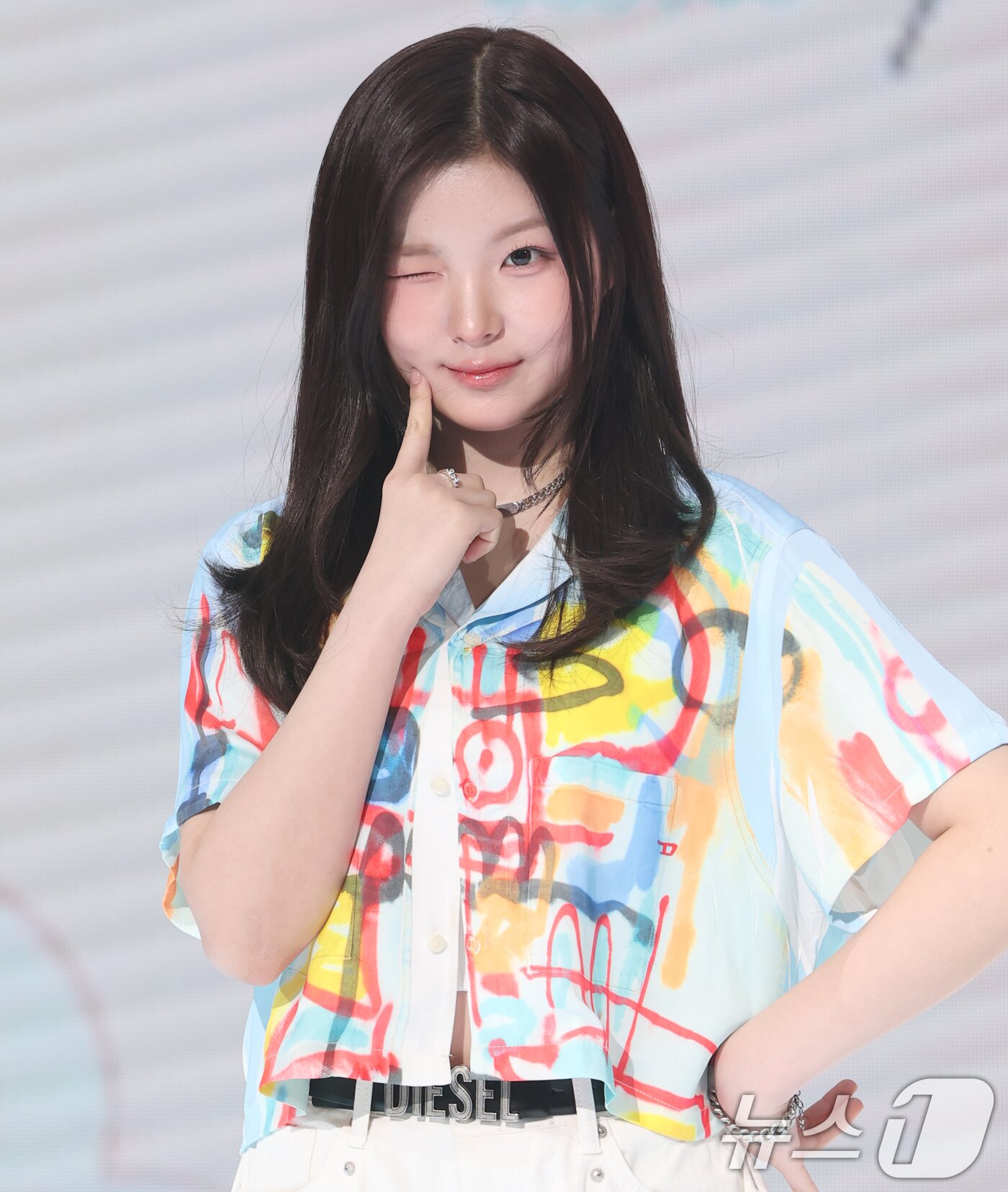 본문 이미지 - 걸그룹 세이마이네임(SAY MY NAME) 승주가 12일 오후 서울 마포구 상암동 쇼킹케이팝센터에서 가진 두 번째 앨범 'My Name Is...(마이 네임 이즈)' 발매 기념 쇼케이스에서 포즈를 취하고 있다. 2025.3.12/뉴스1 ⓒ News1 권현진 기자