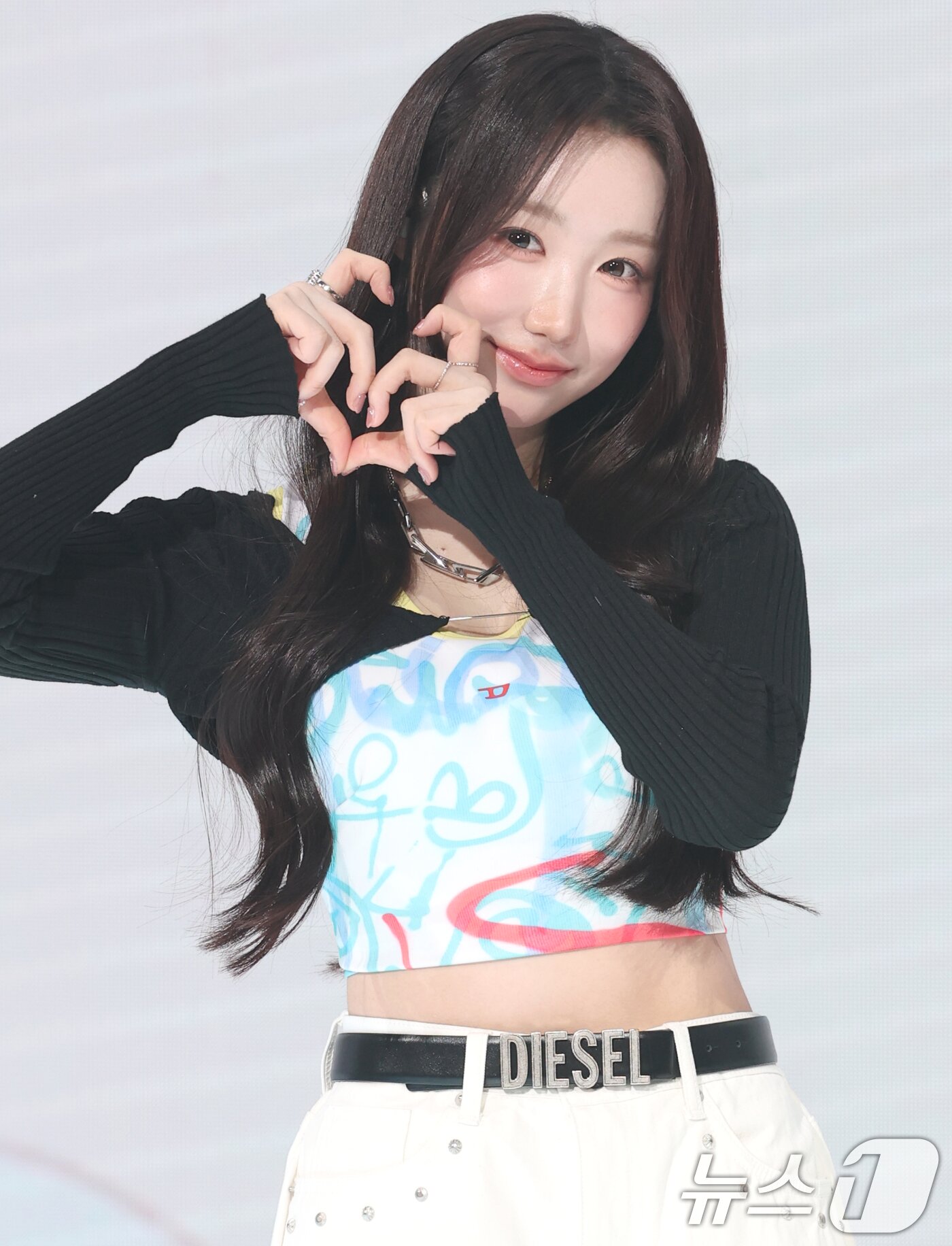 본문 이미지 - 걸그룹 세이마이네임(SAY MY NAME) 메이가 12일 오후 서울 마포구 상암동 쇼킹케이팝센터에서 가진 두 번째 앨범 'My Name Is...(마이 네임 이즈)' 발매 기념 쇼케이스에서 포즈를 취하고 있다. 2025.3.12/뉴스1 ⓒ News1 권현진 기자