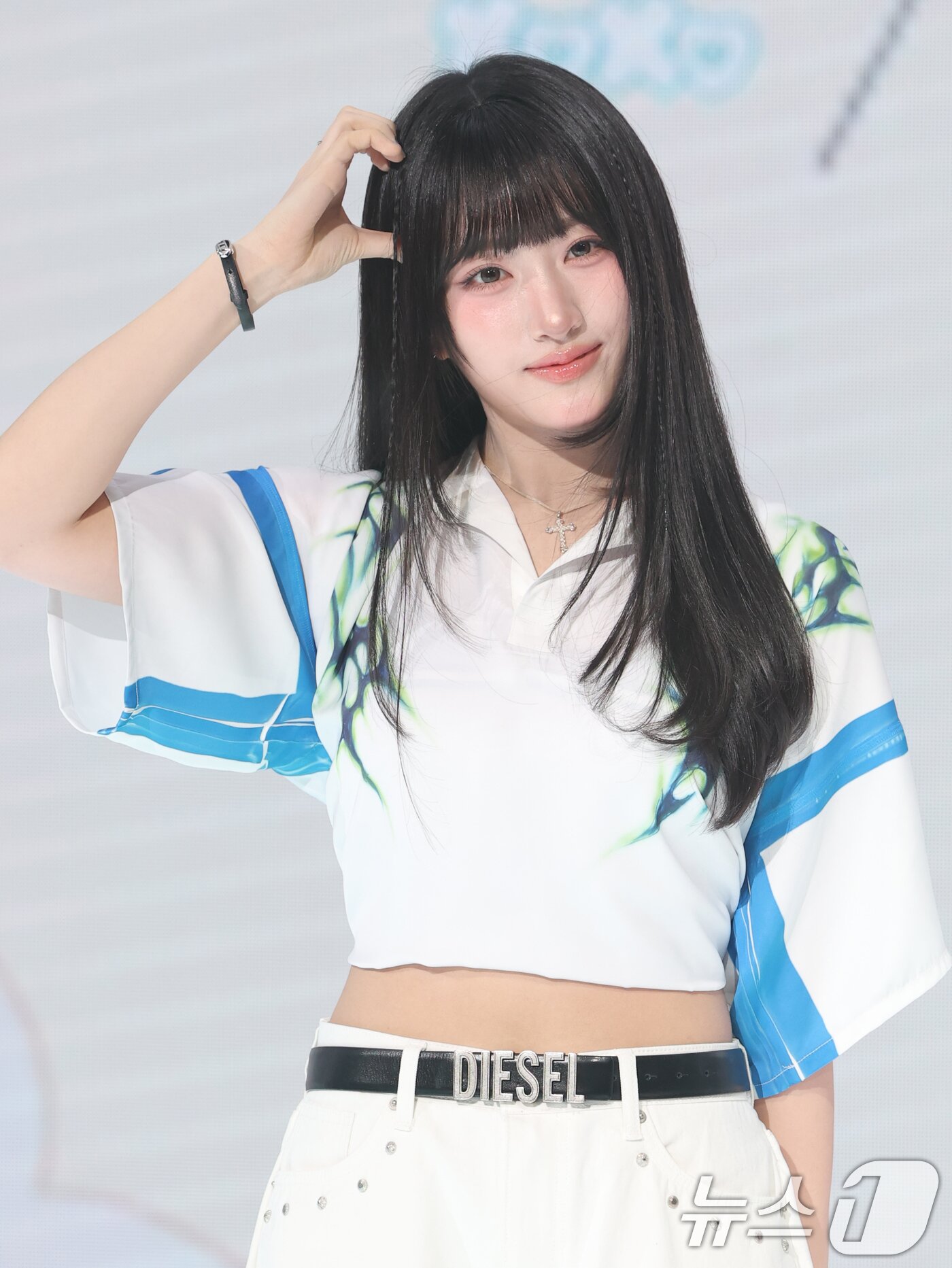 본문 이미지 - 걸그룹 세이마이네임(SAY MY NAME) 준휘가 12일 오후 서울 마포구 상암동 쇼킹케이팝센터에서 가진 두 번째 앨범 'My Name Is...(마이 네임 이즈)' 발매 기념 쇼케이스에서 포즈를 취하고 있다. 2025.3.12/뉴스1 ⓒ News1 권현진 기자