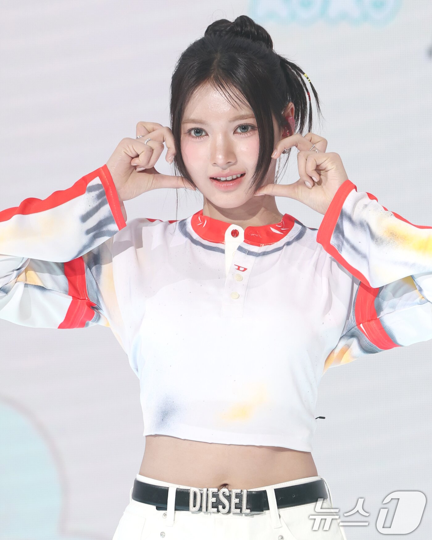 본문 이미지 - 걸그룹 세이마이네임(SAY MY NAME) 카니가 12일 오후 서울 마포구 상암동 쇼킹케이팝센터에서 가진 두 번째 앨범 'My Name Is...(마이 네임 이즈)' 발매 기념 쇼케이스에서 포즈를 취하고 있다. 2025.3.12/뉴스1 ⓒ News1 권현진 기자