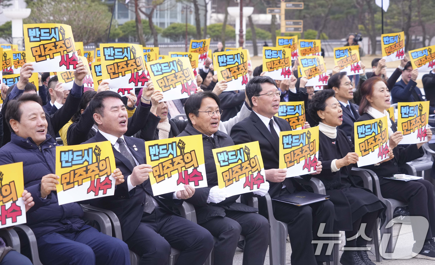 (광주=뉴스1) 박준배 기자 = 강기정 광주시장이 12일 오전 북구 국립5·18민주묘지 에서 열린 '제45주년 5·18민중항쟁기념행사위원회 출범식'에 참석해 구호를 외치고 있다.( …