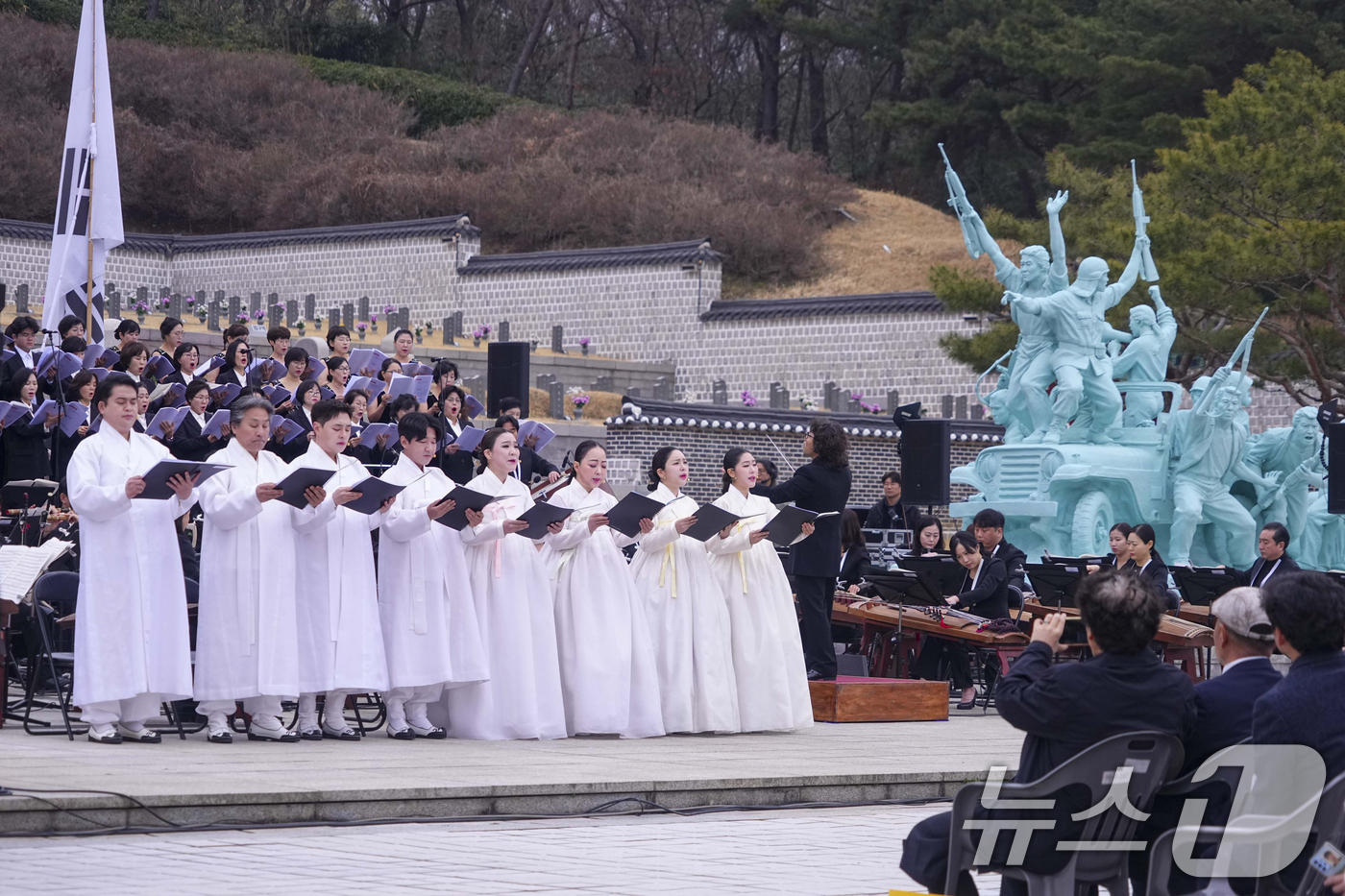 (광주=뉴스1) 박준배 기자 = 제45주년 5·18민중항쟁기념행사위원회 출범식이 12일 오전 북구 국립5·18민주묘지에서 열린 가운데 시립국악관현악단과 광주시립창극단, 광산구립합창 …