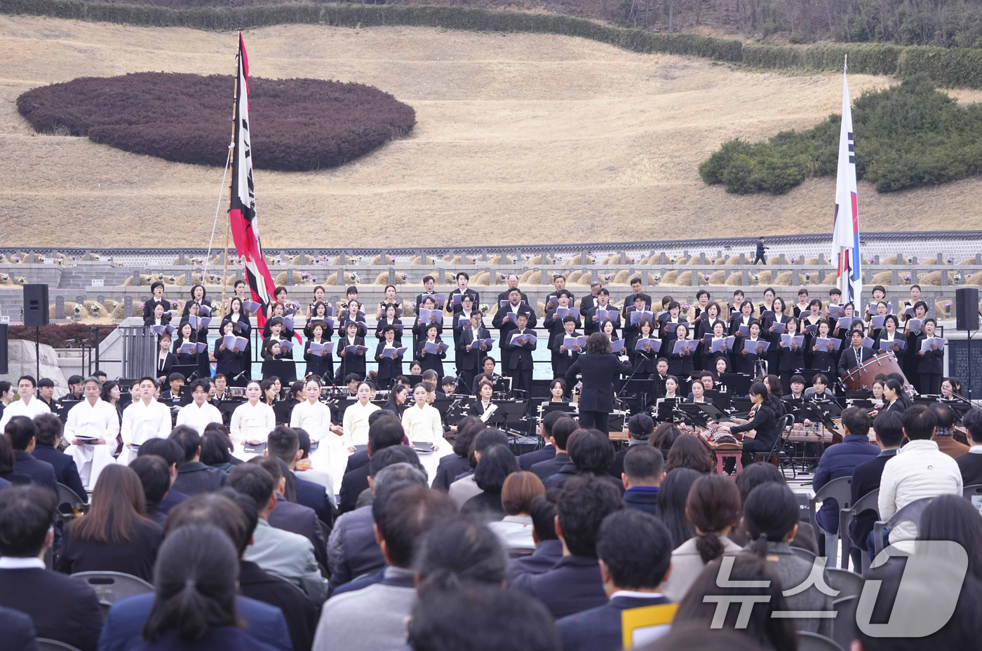 (광주=뉴스1) 박준배 기자 = 제45주년 5·18민중항쟁기념행사위원회 출범식이 12일 오전 북구 국립5·18민주묘지에서 열린 가운데 시립국악관현악단과 광주시립창극단, 광산구립합창 …