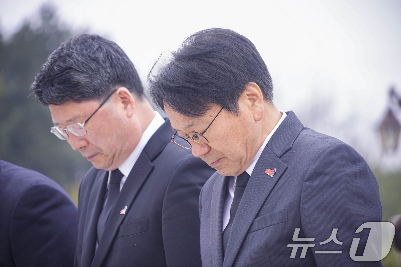 (광주=뉴스1) 박준배 기자 = 강기정 광주시장이 12일 오전 북구 국립5·18민주묘지 민주의 문 앞에서 열린 '제45주년 5·18민중항쟁기념행사위원회 출범식'에 참석해 오병윤 상 …