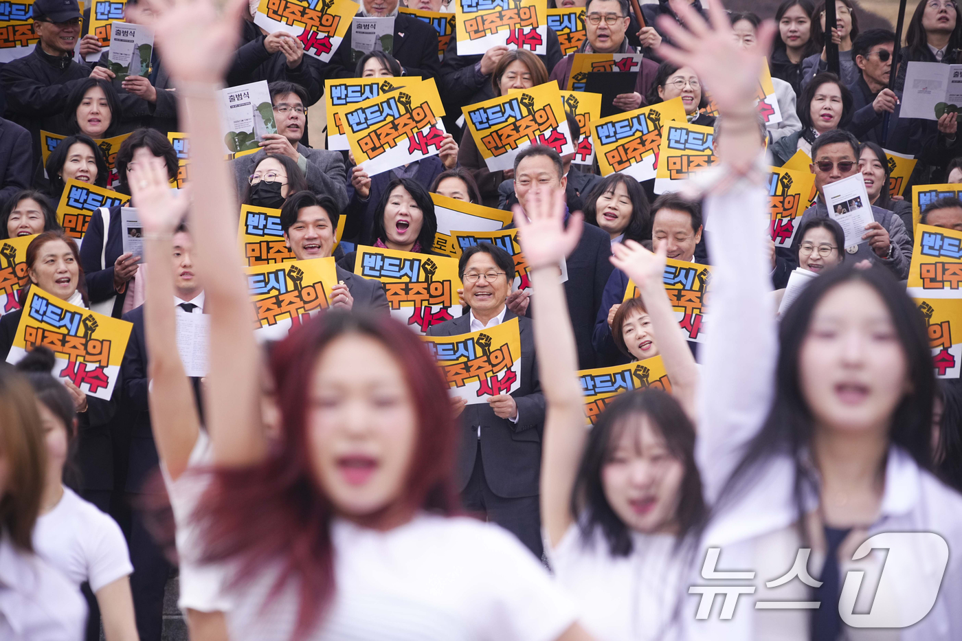 (광주=뉴스1) 박준배 기자 = 강기정 광주시장이 12일 오전 북구 국립5·18민주묘지 민주의 문 앞에서 열린 '제45주년 5·18민중항쟁기념행사위원회 출범식'에 참석해 행사를 마 …