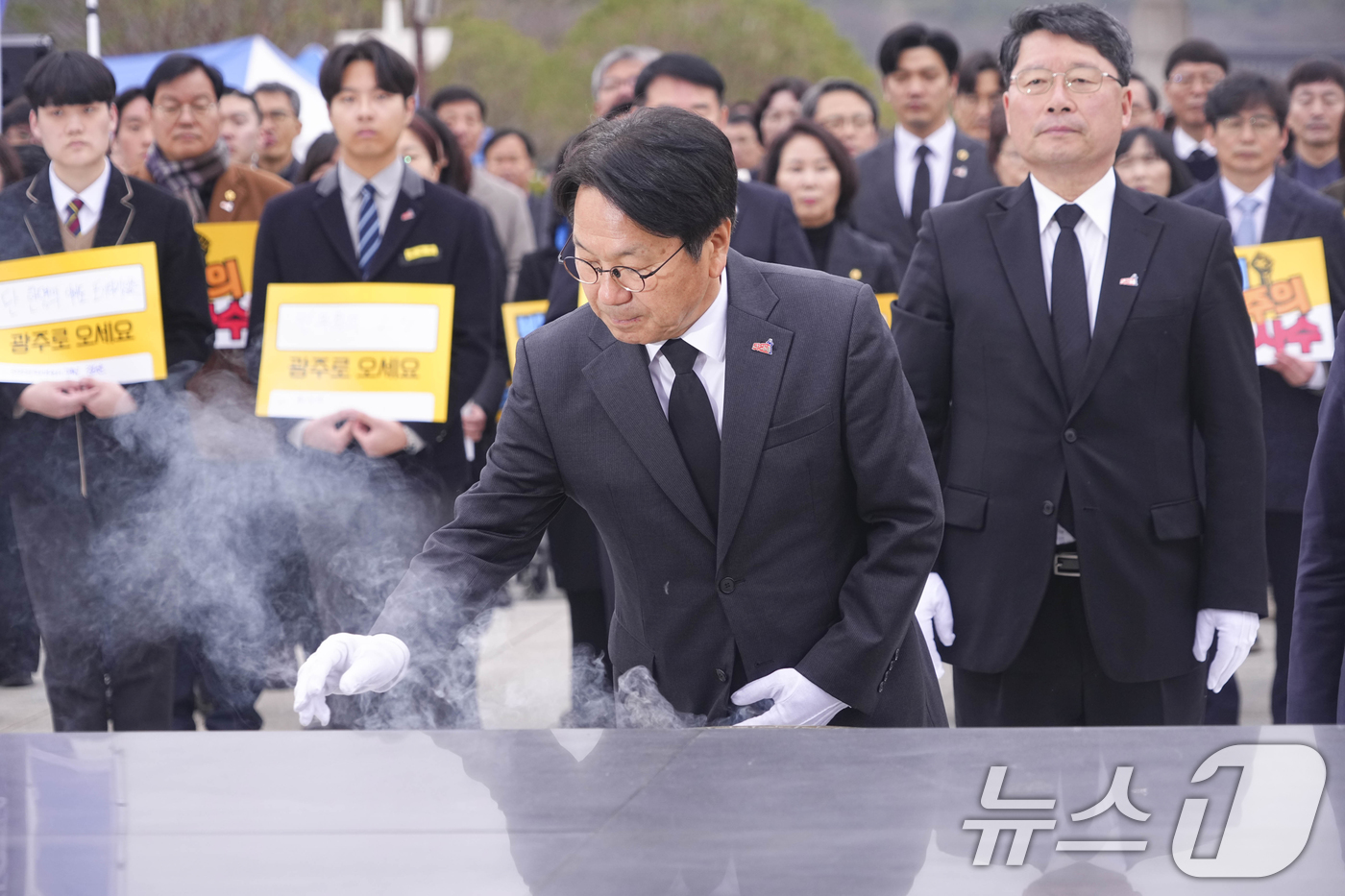 (광주=뉴스1) 박준배 기자 = 강기정 광주시장이 12일 오전 북구 국립5·18민주묘지 민주의 문 앞에서 열린 '제45주년 5·18민중항쟁기념행사위원회 출범식'에 참석해 분향을 하 …