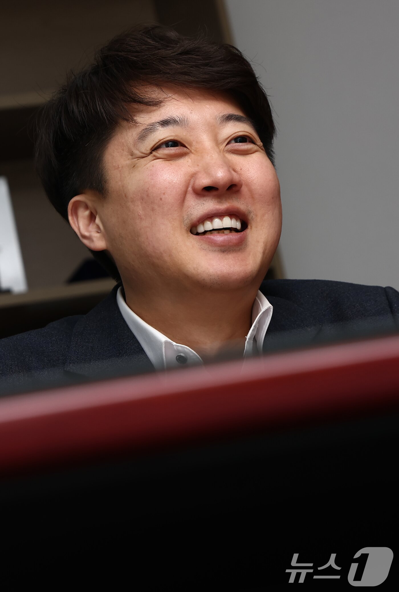 본문 이미지 - 이준석 개혁신당 의원이 12일 서울 여의도 국회에서 뉴스1과 인터뷰 도중 미소를 보이고 있다. 2025.3.12/뉴스1 ⓒ News1 김민지 기자