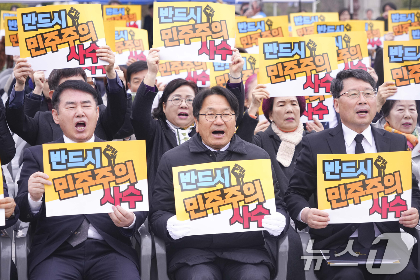 (광주=뉴스1) 박준배 기자 = 강기정 광주시장이 12일 오전 북구 국립5·18민주묘지 에서 열린 '제45주년 5·18민중항쟁기념행사위원회 출범식'에 참석해 구호를 외치고 있다.( …