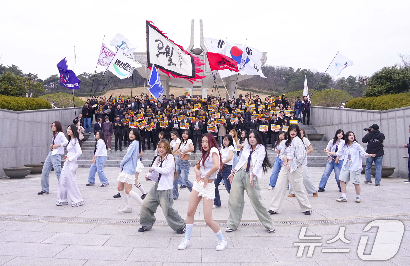 (광주=뉴스1) 박준배 기자 = 12일 오전 북구 국립5·18민주묘지에서 '제45주년 5·18민중항쟁기념행사위원회 출범식'이 끝나고 ‘광주에서 띄우는 초대 퍼포먼스’가 열리고 있다 …