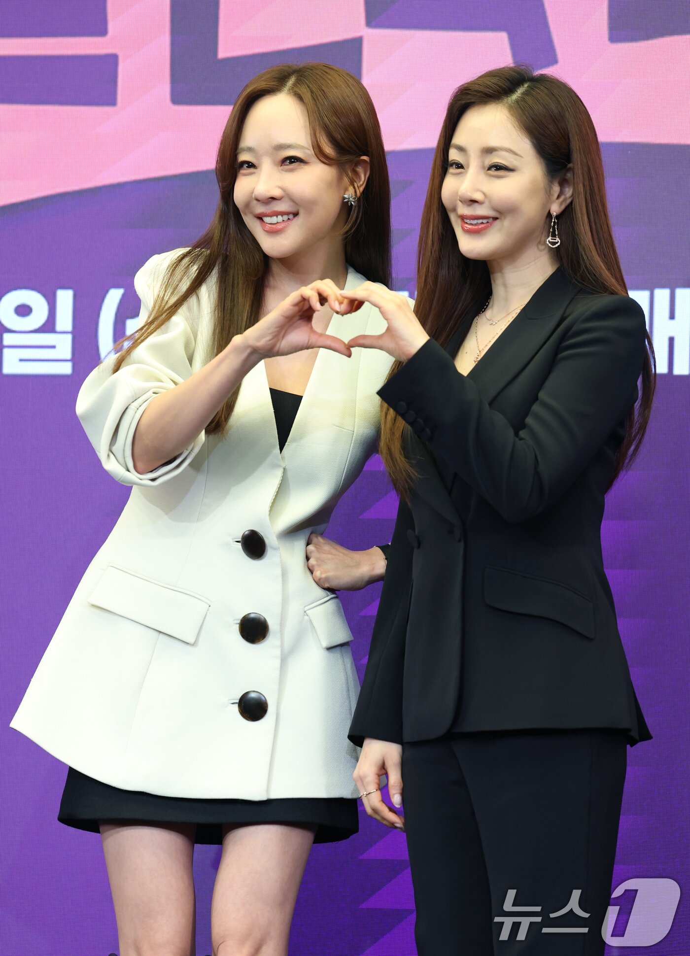 본문 이미지 - 배우 소유진과 오나라(오른쪽)가 12일 서울 마포구 스탠포드호텔에서 열린 KBS 시트콤 ‘빌런의 나라 제발회’(극본 채우, 박광연/연출 김영조, 최정은)에 참석해 포즈를 취하고 있다. ‘빌런의 나라'는 'K-줌마' 자매와 '똘끼' 충만 가족들의 때론 거칠면서도 때론 따뜻한 일상을 담은 시추에이션 코미디 드라마다. 2025.3.12/뉴스1 ⓒ News1 권현진 기자