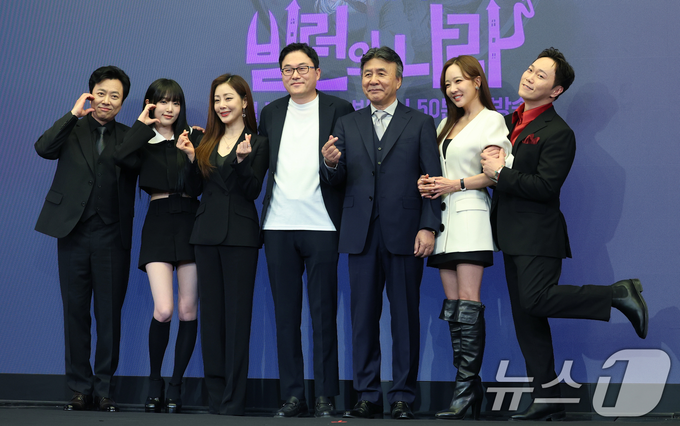 (서울=뉴스1) 권현진 기자 = 12일 서울 마포구 스탠포드호텔에서 열린 KBS 시트콤 ‘빌런의 나라 제발회’(극본 채우, 박광연/연출 김영조, 최정은)에 참석한 배우 서현철(왼쪽 …