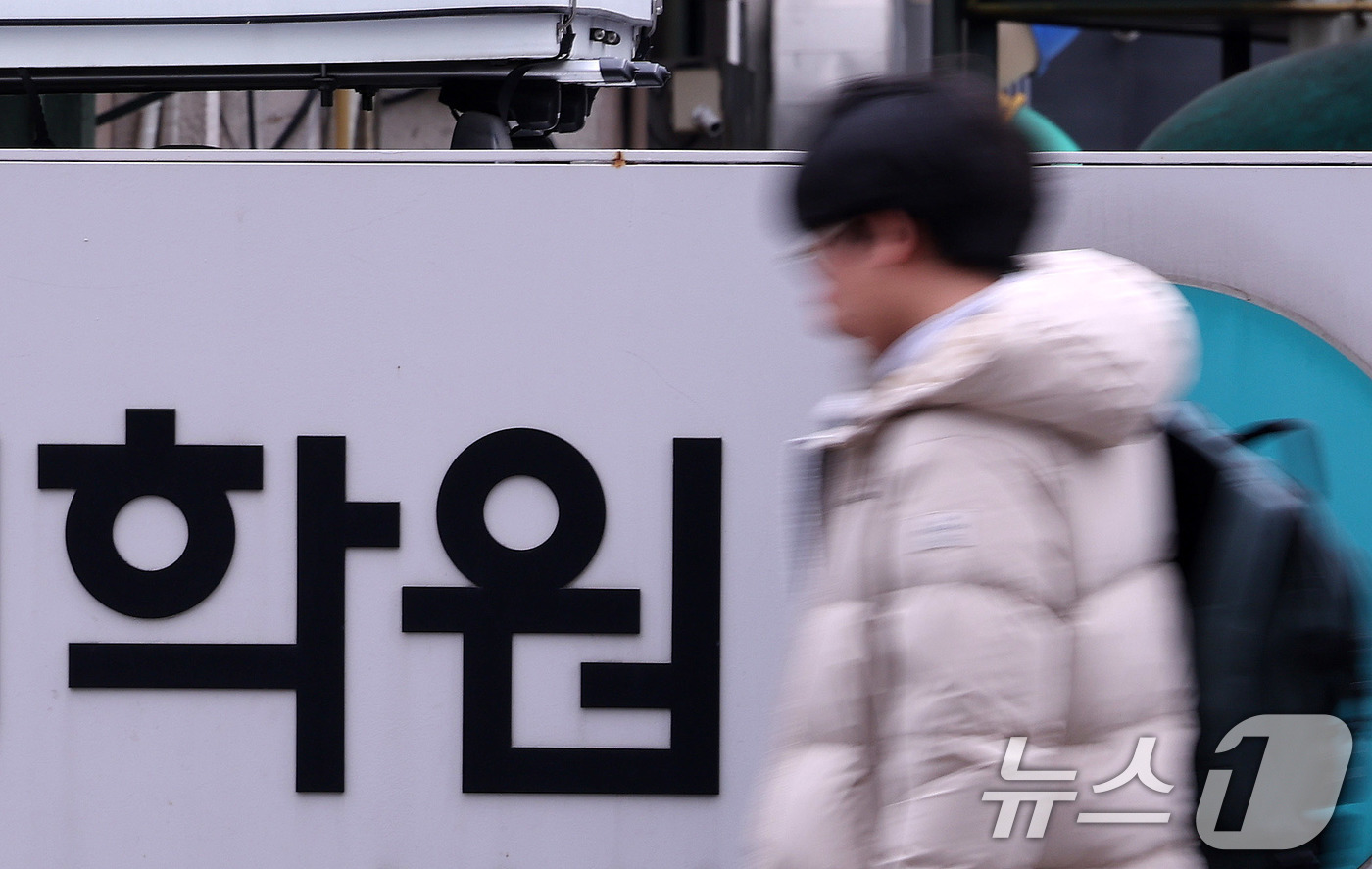 (서울=뉴스1) 박지혜 기자 = 가계 소비의 ‘최후의 보루’로 불리는 교육비 지출마저 흔들리고 있다. 12일 서울 시내의 학원가에서 학생들이 이동하고 있다.소비심리 위축이 심화되는 …