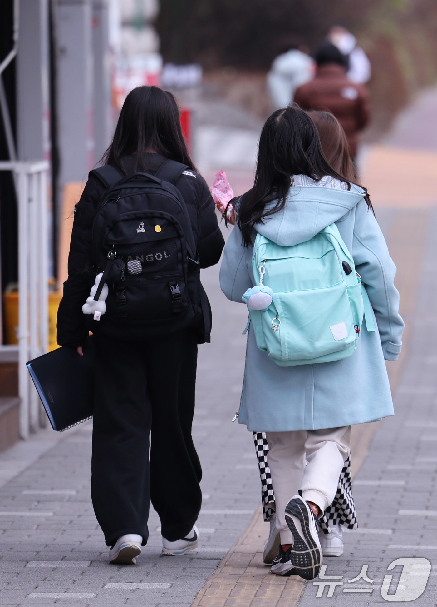 (서울=뉴스1) 박지혜 기자 = 가계 소비의 ‘최후의 보루’로 불리는 교육비 지출마저 흔들리고 있다. 12일 서울 시내의 학원가에서 학생들이 이동하고 있다.소비심리 위축이 심화되는 …