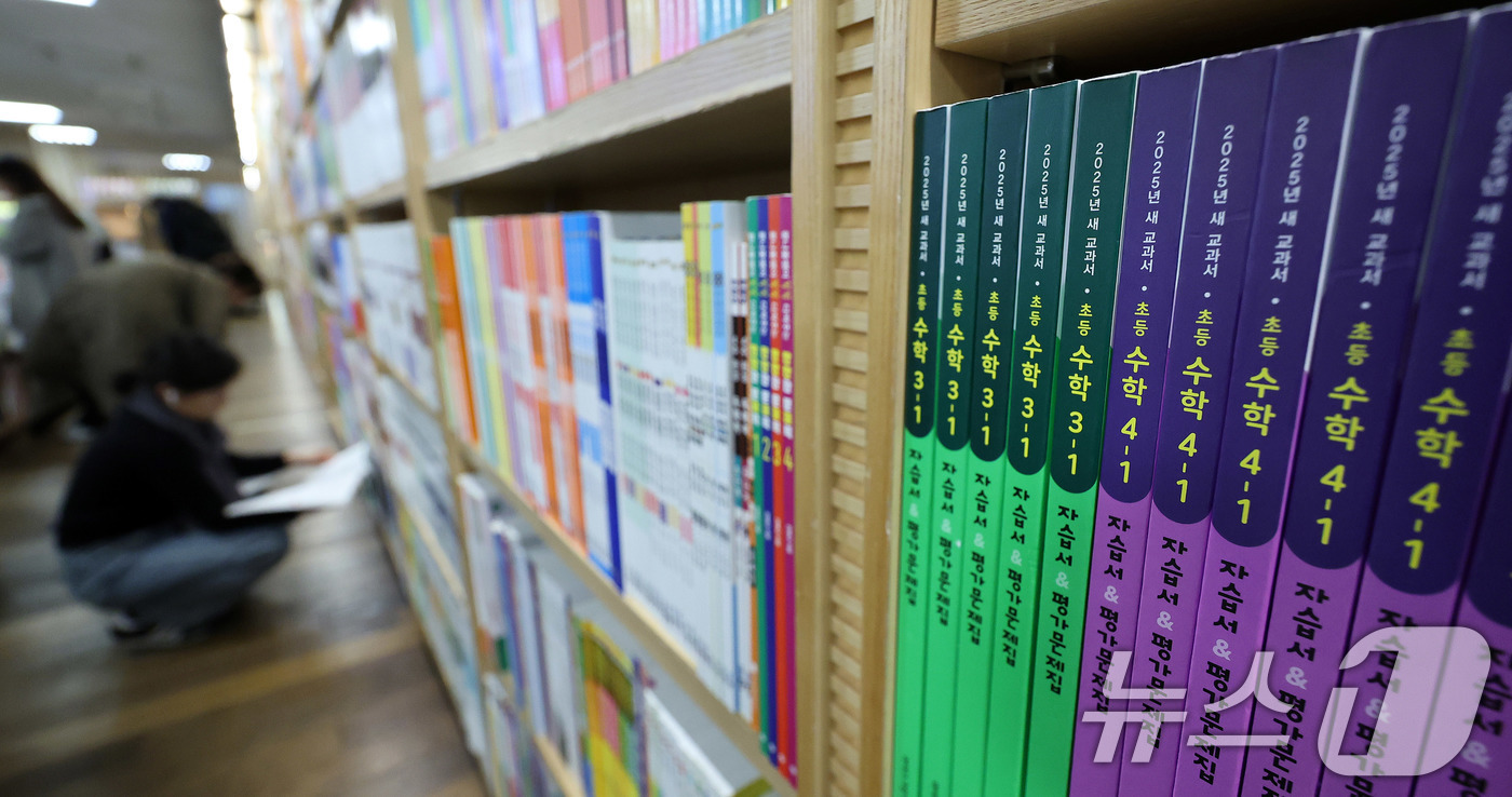 (서울=뉴스1) 박지혜 기자 = 가계 소비의 ‘최후의 보루’로 불리는 교육비 지출마저 흔들리고 있다. 12일 서울의 한 대형서점에서 학부모들이 학습서를 둘러보고 있다.소비심리 위축 …