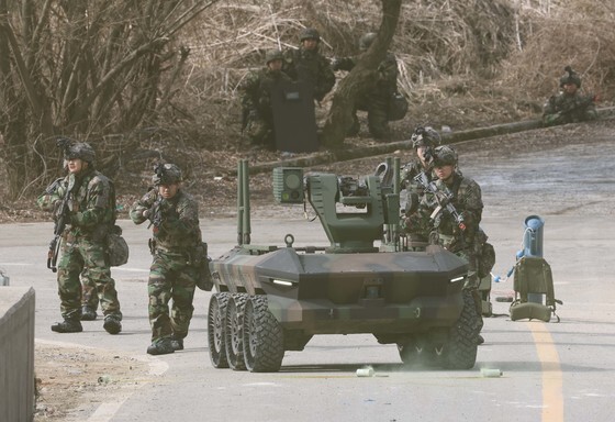 한화에어로, 다목적 무인차량 단독 성능평가…현대로템 "불공정"