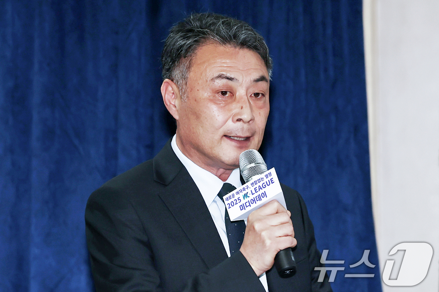 (서울=뉴스1) 민경석 기자 = 양명석 한국여자축구연맹 회장이 12일 오후 서울 종로구 축구회관에서 열린 '2025 WK리그 미디어데이'에서 인사말을 하고 있다.2025 WK리그는 …