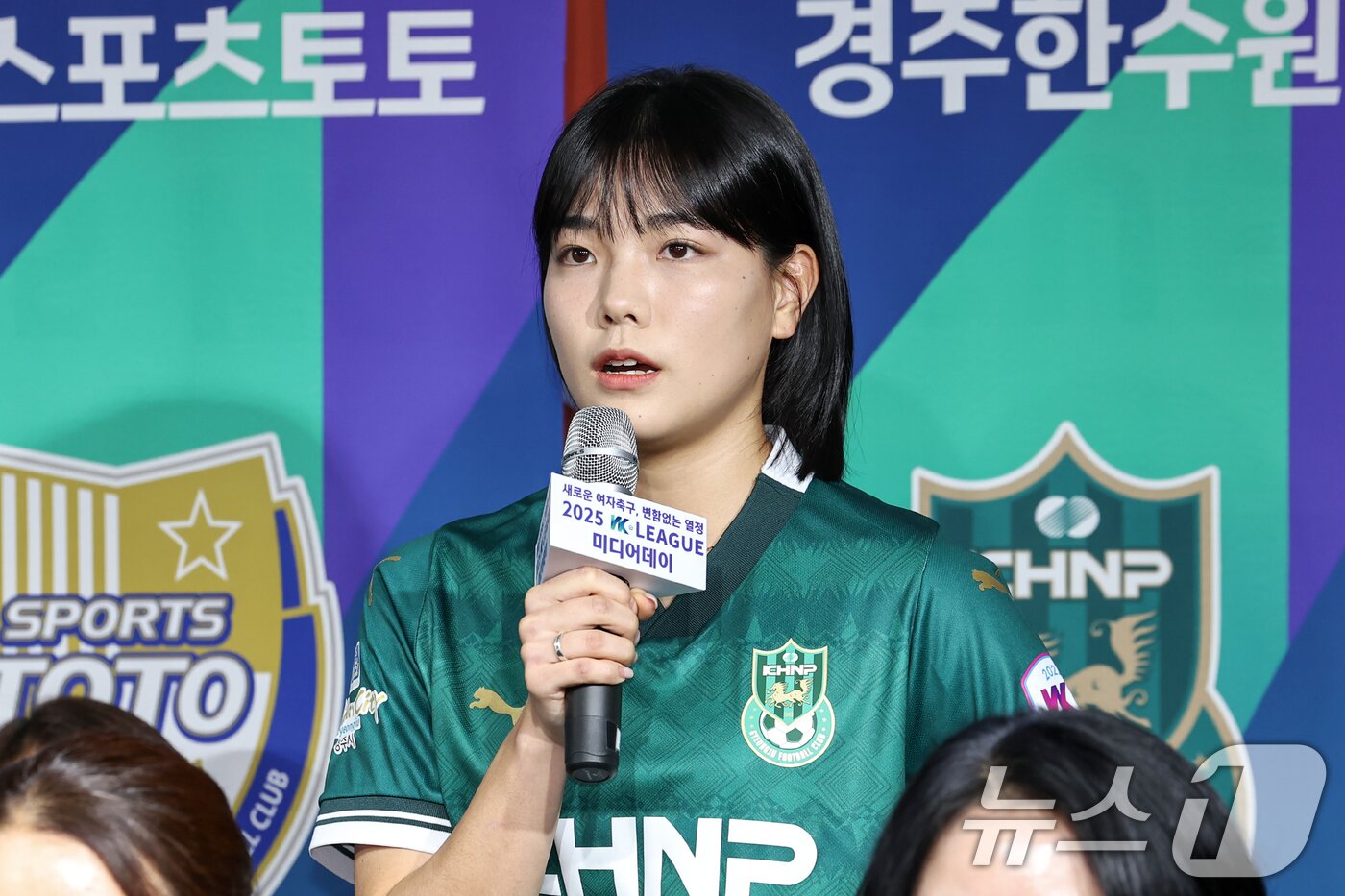 본문 이미지 - 경주한수원 곽로영이 12일 오후 서울 종로구 축구회관에서 열린 &#39;2025 WK리그 미디어데이&#39;에서 새 시즌 각오를 밝히고 있다. 2025 WK리그는 8개 팀이 오는 10월까지 총 28라운드에 걸쳐 정규리그를 진행한다. 2025.3.12/뉴스1 ⓒ News1 민경석 기자