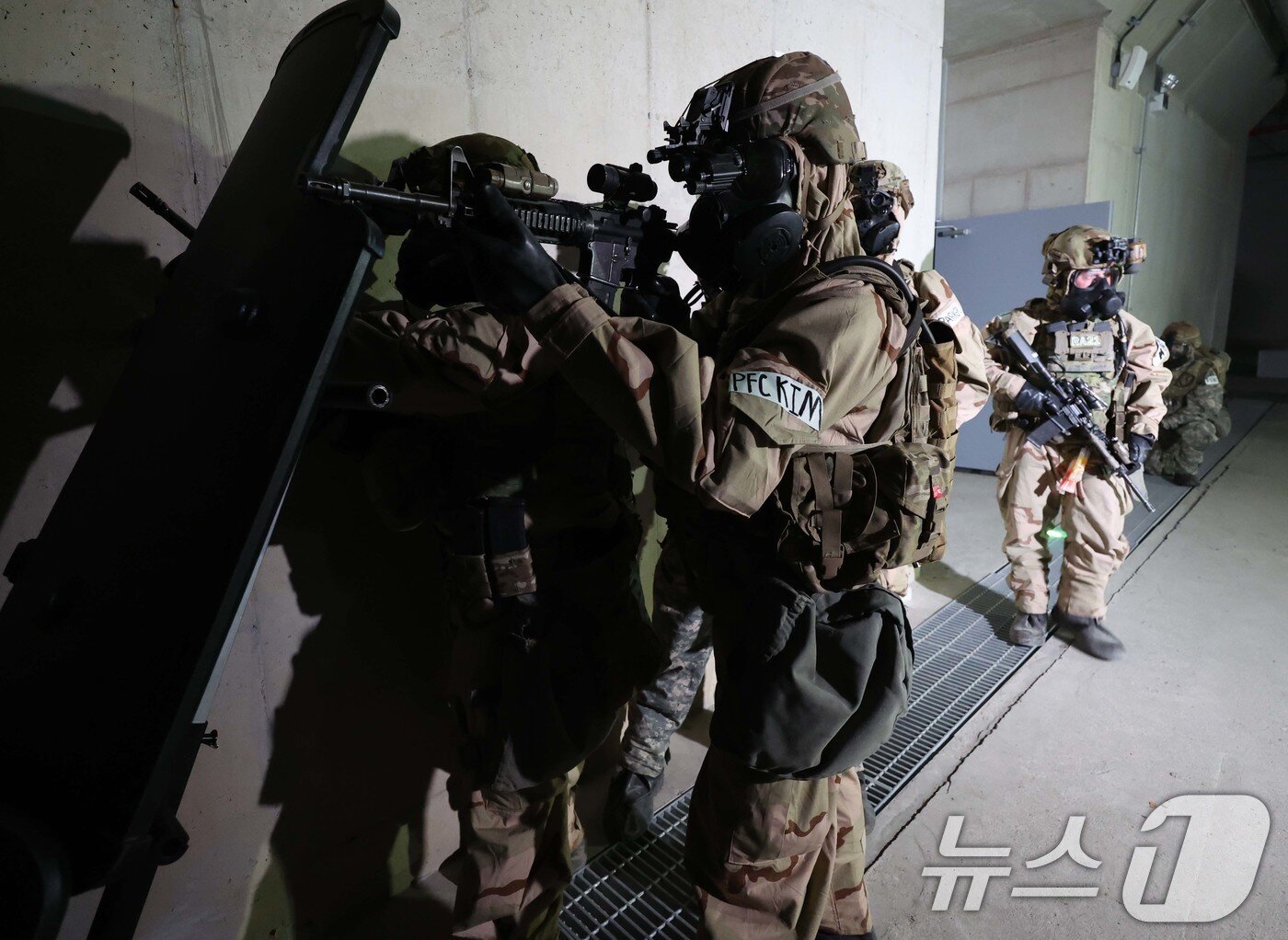 본문 이미지 - 12일 경기 파주시 무건리 훈련장에서 2025년 FS/TIGER 연습 일환으로 열린 ‘연합 WMD 제거작전 훈련’에서 미2사단/한미연합사단 장병들이 WMD 지하시설에 진입하고 있다.2025.3.12/뉴스1 ⓒ News1 사진공동취재단