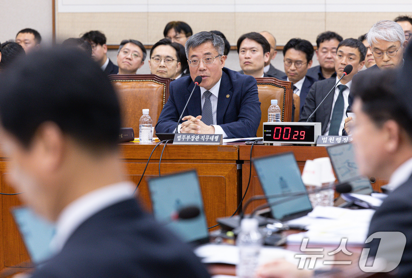 (서울=뉴스1) 이재명 기자 = 김석우 법무부 장관 직무대행이 12일 오후 서울 여의도 국회에서 열린 제423회 국회(임시) 법제사법위원회 제1차 전체회의에서 의원 질의에 답변하고 …