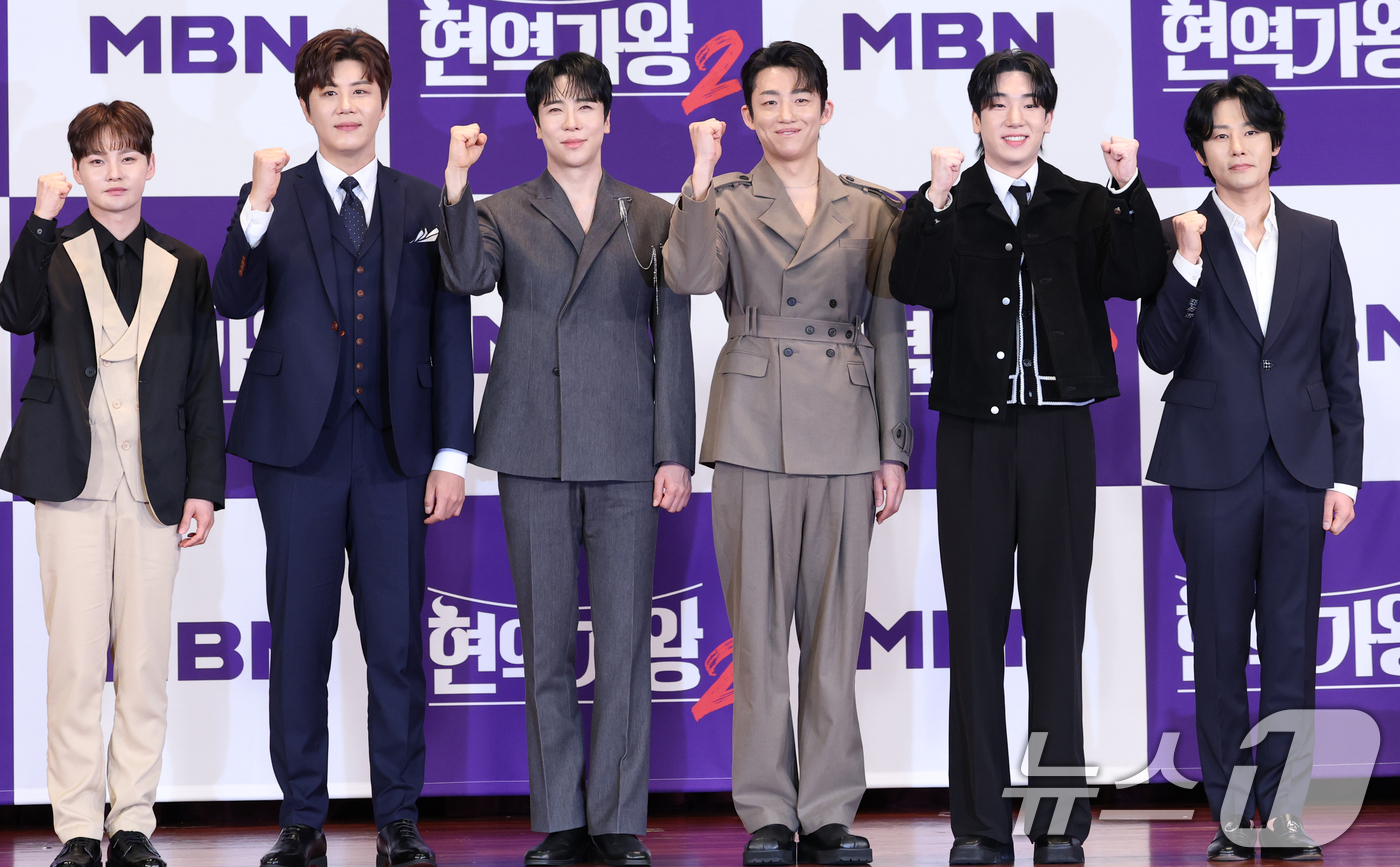 (서울=뉴스1) 권현진 기자 = 가수 박서진(왼쪽부터)과 진해성, 에녹, 신승태, 최수호, 강문경이 12일 서울 마포구 누리꿈스퀘어 비즈니스타워에서 열린 MBN ‘현역가왕2’ TO …