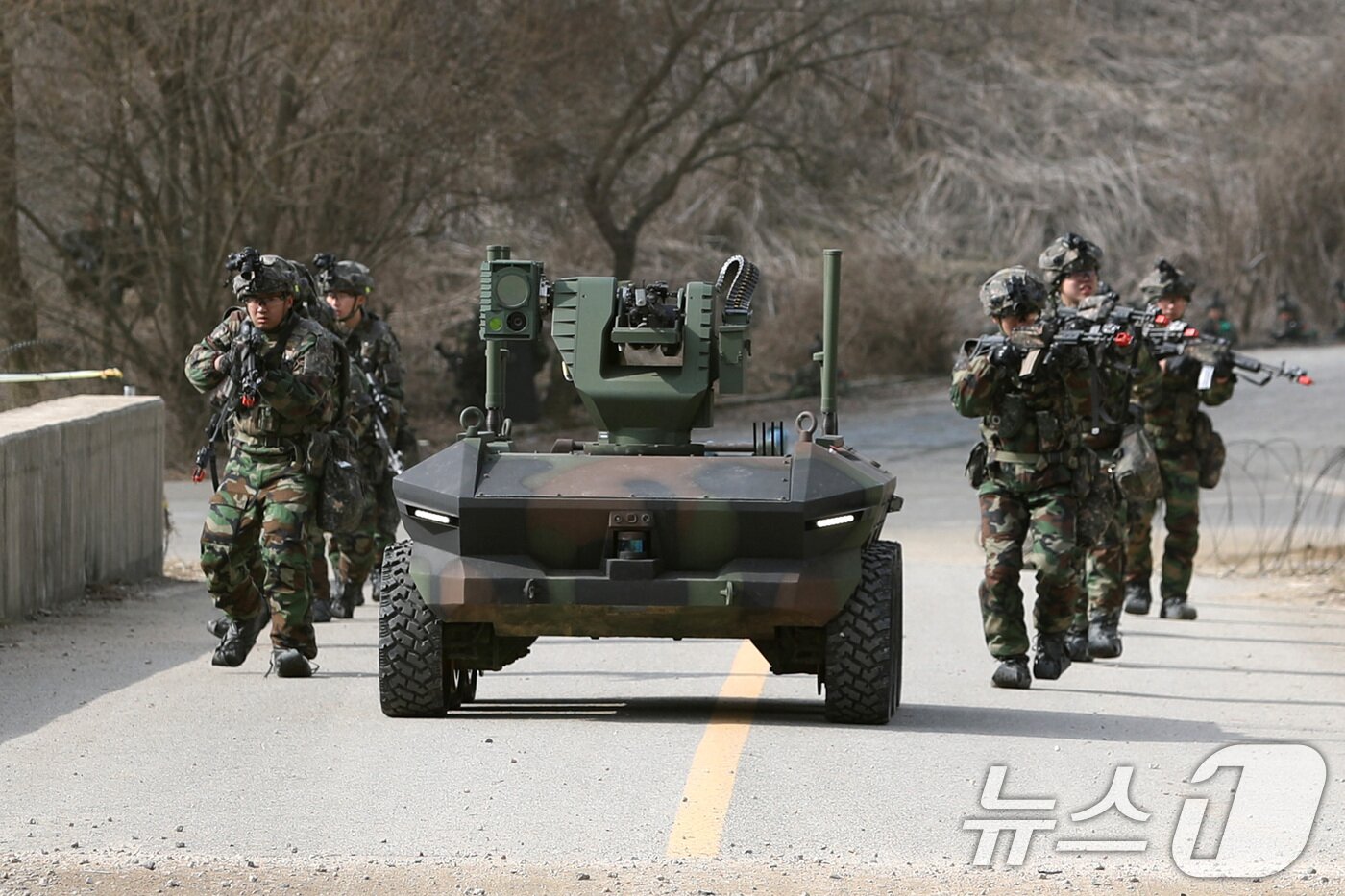 본문 이미지 - 12일 경기 파주시 무건리 훈련장에서 2025 FS/TIGER 일환으로 실시된 유무인 복합전투체계 활용 &#39;한미연합 WMD&#40;대량살상무기&#41; 제거훈련&#39;에서 25사단 장병들과 다목적무인차량이 장애물을 개척하며 전진하고 있다. 2025.3.12/뉴스1 ⓒ News1 사진공동취재단