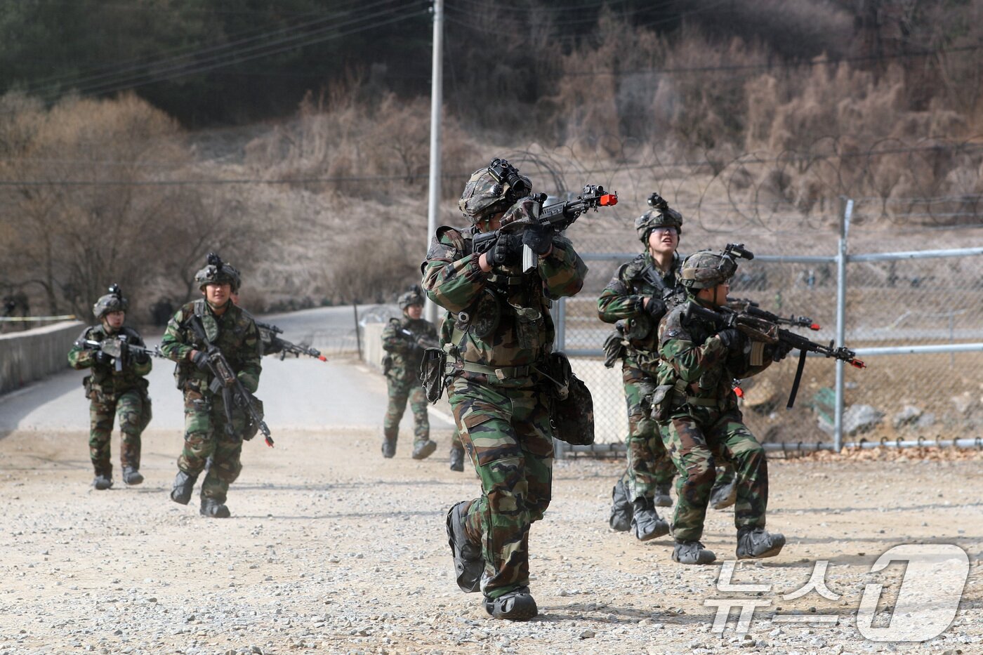 본문 이미지 - 12일 경기 파주시 무건리 훈련장에서 2025 FS/TIGER 일환으로 실시된 유무인 복합전투체계 활용 &#39;한미연합 WMD&#40;대량살상무기&#41; 제거훈련&#39;에서 25사단 장병들이 장애물을 개척하며 전진하고 있다. 2025.3.12/뉴스1 ⓒ News1 사진공동취재단