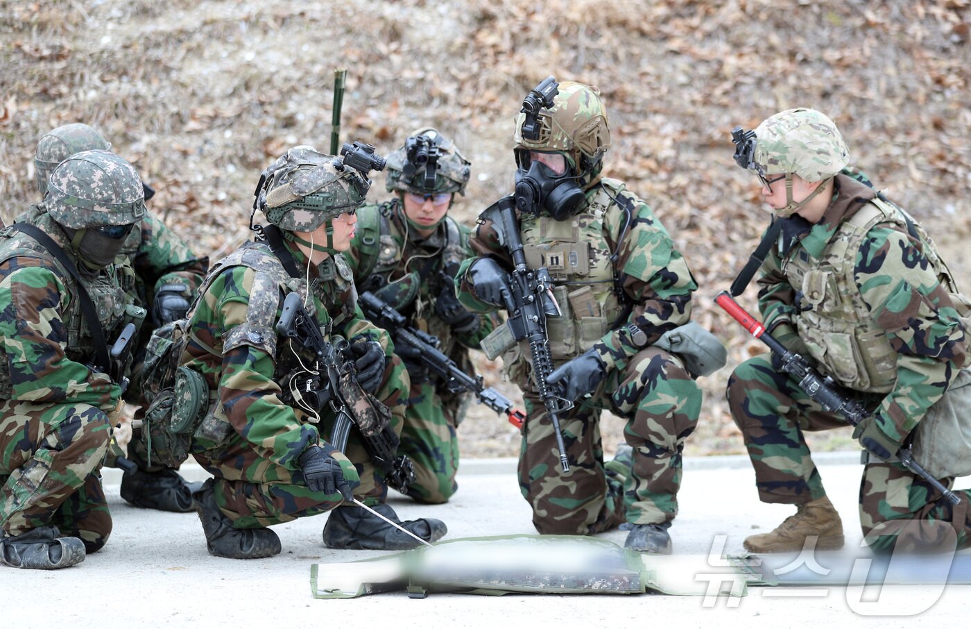 본문 이미지 - 12일 경기 파주시 무건리 훈련장에서 2025 FS/TIGER 일환으로 실시된 유무인 복합전투체계 활용 &#39;한미연합 WMD&#40;대량살상무기&#41; 제거훈련&#39;에서 마동혁 25사단 해룡여단 중령과 윌리엄 테일러 미2사단/한미연합사단 스트라이커여단 중대장이 작전 토의를 하고 있다. 2025.3.12/뉴스1 ⓒ News1 사진공동취재단