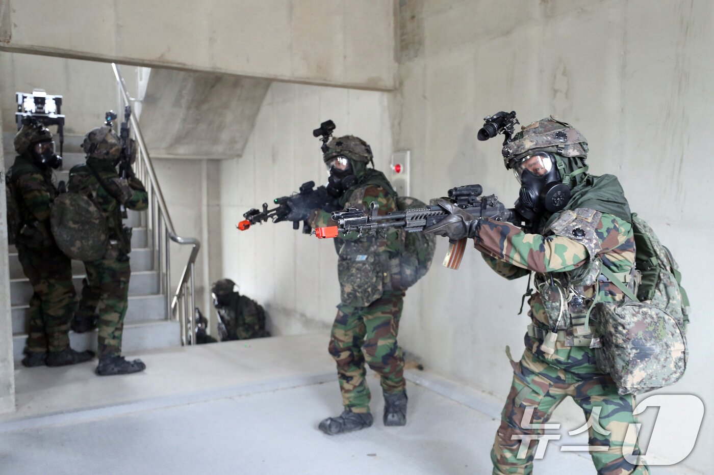 본문 이미지 - 12일 경기 파주시 무건리 훈련장에서 2025 FS/TIGER 일환으로 실시된 유무인 복합전투체계 활용 &#39;한미연합 WMD&#40;대량살상무기&#41; 제거훈련&#39;에서 25사단 장병들이 시설을 정찰 및 확보하고 있다. 2025.3.12/뉴스1 ⓒ News1 사진공동취재단