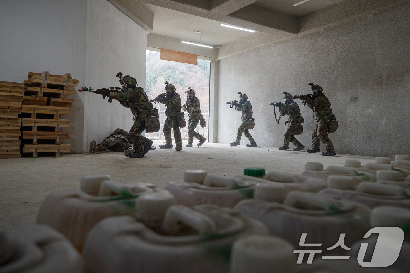 본문 이미지 - 12일 경기 파주시 무건리 훈련장에서 2025 FS/TIGER 일환으로 실시된 유무인 복합전투체계 활용 &#39;한미연합 WMD&#40;대량살상무기&#41; 제거훈련&#39;에서 25사단 장병들이 시설을 정찰 및 확보하고 있다. 2025.3.12/뉴스1 ⓒ News1 사진공동취재단