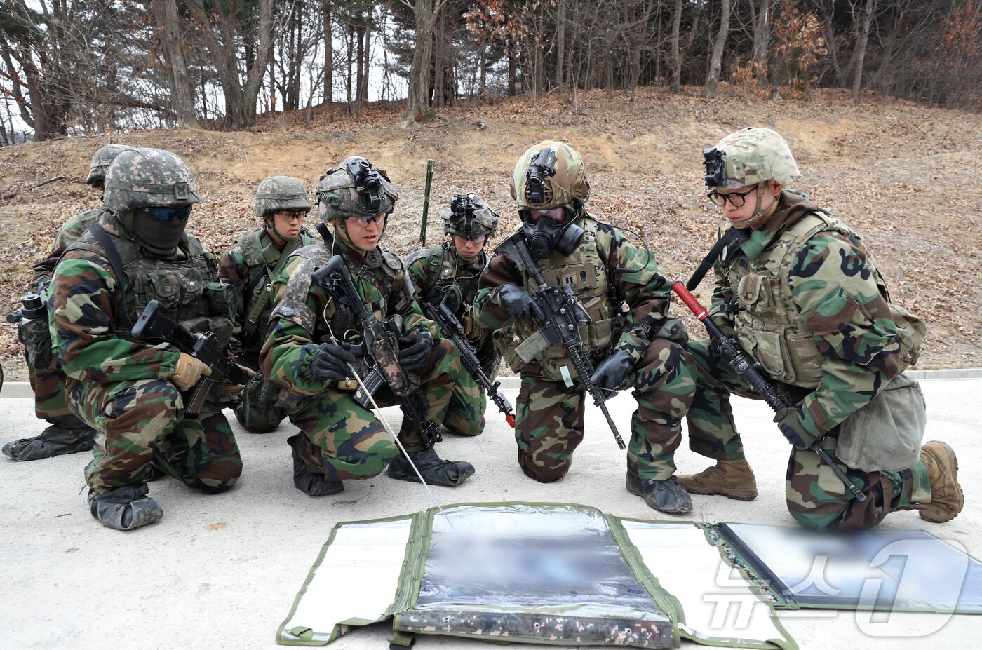 본문 이미지 - 12일 경기 파주시 무건리 훈련장에서 2025 FS/TIGER 일환으로 실시된 유무인 복합전투체계 활용 &#39;한미연합 WMD&#40;대량살상무기&#41; 제거훈련&#39;에서 마동혁 25사단 해룡여단 중령과 윌리엄 테일러 미2사단/한미연합사단 스트라이커여단 중대장이 작전 토의를 하고 있다. 2025.3.12/뉴스1 ⓒ News1 사진공동취재단