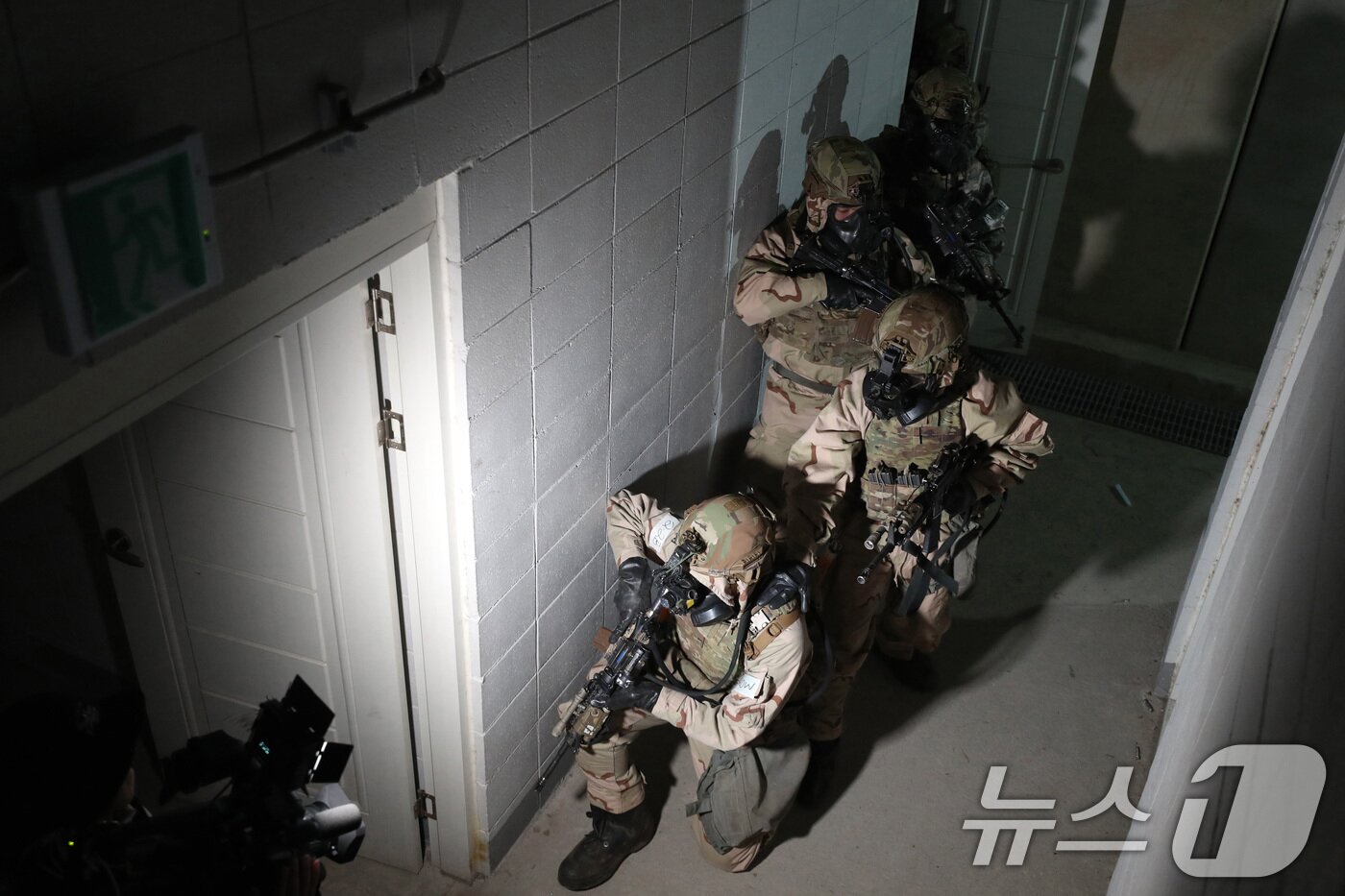 본문 이미지 - 12일 경기 파주시 무건리 훈련장에서 2025 FS/TIGER 일환으로 실시된 유무인 복합전투체계 활용 &#39;한미연합 WMD&#40;대량살상무기&#41; 제거훈련&#39;에서 미2사단 장병들이 시설을 정찰 및 확보하고 있다. 2025.3.12/뉴스1 ⓒ News1 사진공동취재단