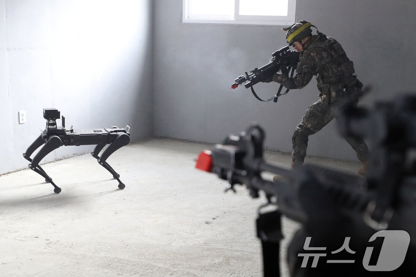 본문 이미지 - 12일 경기 파주시 무건리 훈련장에서 2025 FS/TIGER 일환으로 실시된 유무인 복합전투체계 활용 &#39;한미연합 WMD&#40;대량살상무기&#41; 제거훈련&#39;에서 다족형무인로봇이 적군을 정찰하고 있다. 2025.3.12/뉴스1 ⓒ News1 사진공동취재단