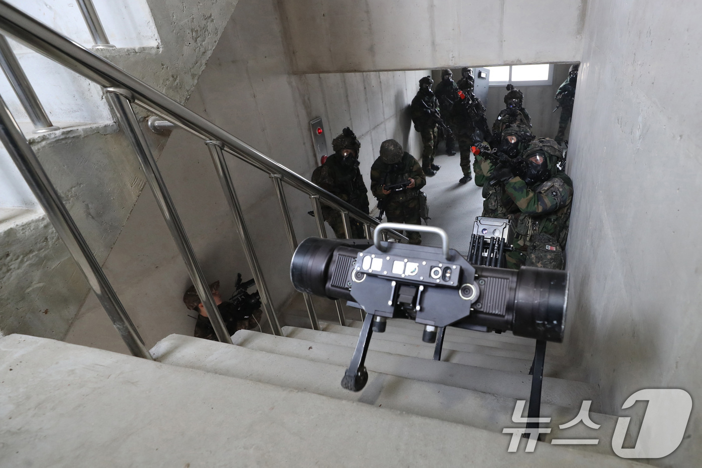 (서울=뉴스1) 사진공동취재단 = 12일 경기 파주시 무건리 훈련장에서 2025 FS/TIGER 일환으로 실시된 유무인 복합전투체계 활용 '한미연합 WMD(대량살상무기) 제거훈련' …