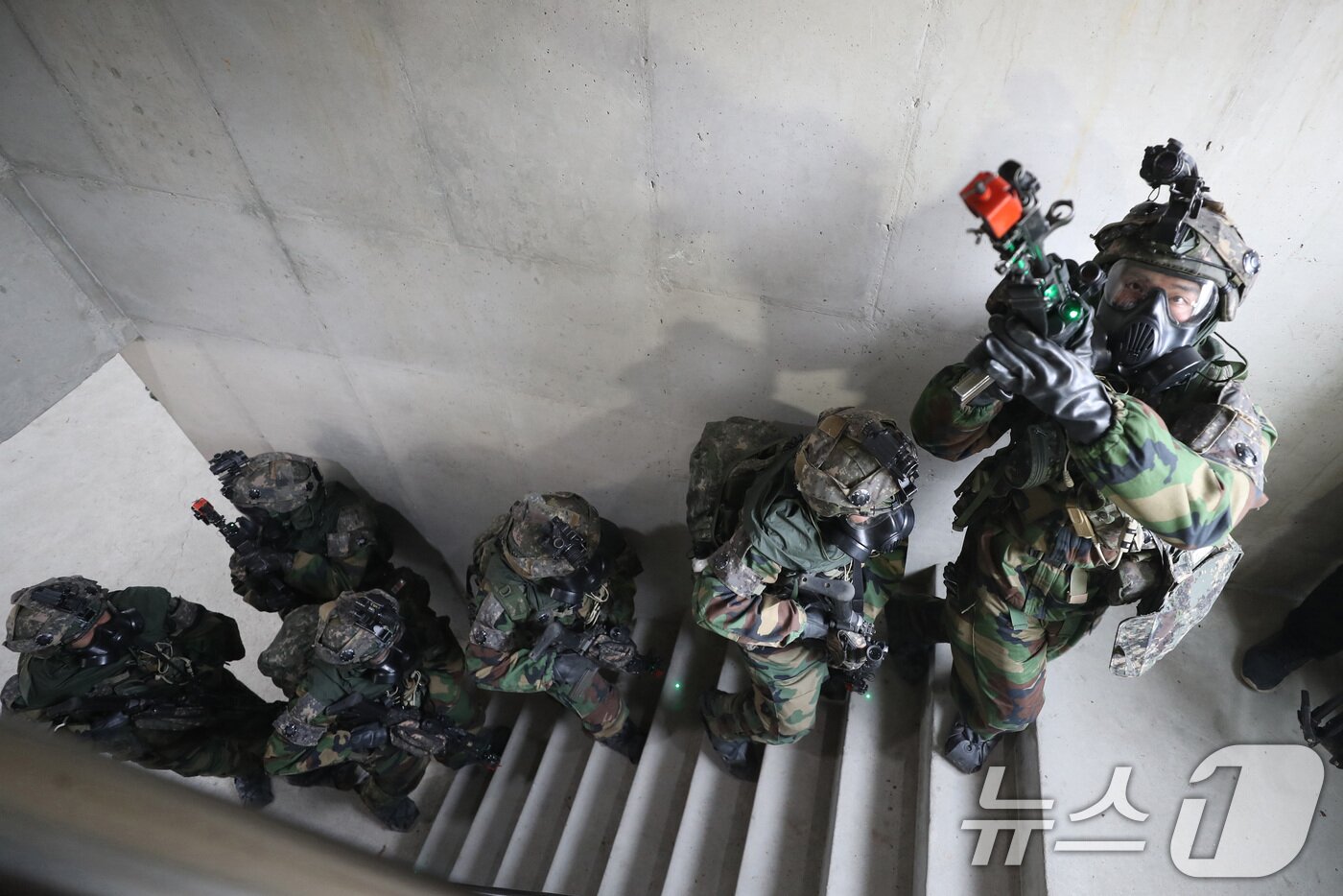 본문 이미지 - 12일 경기 파주시 무건리 훈련장에서 2025 FS/TIGER 일환으로 실시된 유무인 복합전투체계 활용 &#39;한미연합 WMD&#40;대량살상무기&#41; 제거훈련&#39;에서 25사단 장병들이 시설을 정찰 및 확보하고 있다.2025.3.12/뉴스1 ⓒ News1 사진공동취재단