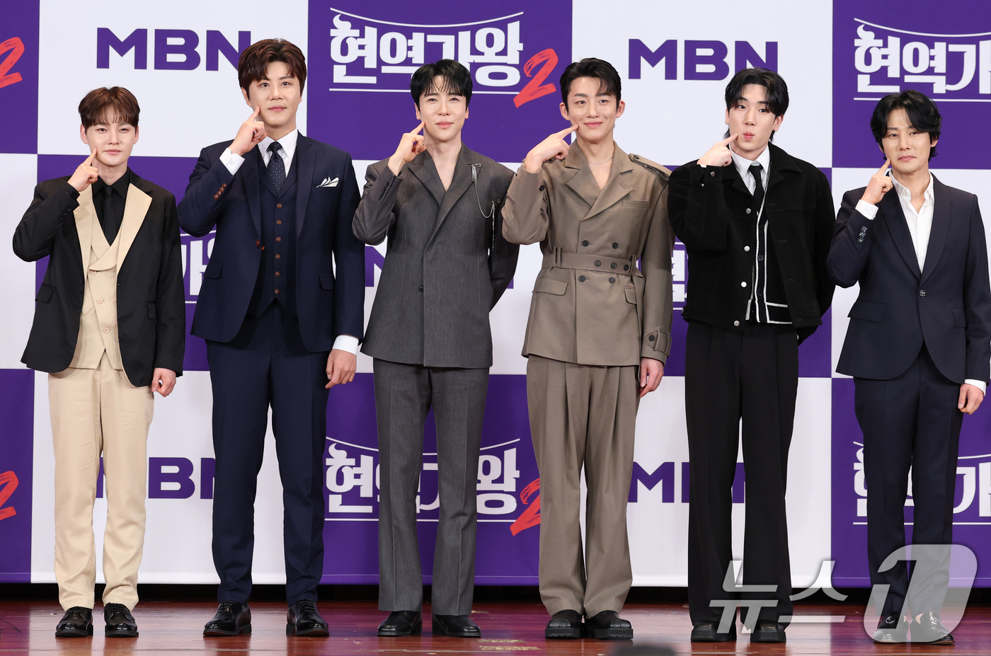 (서울=뉴스1) 권현진 기자 = 가수 박서진(왼쪽부터)과 진해성, 에녹, 신승태, 최수호, 강문경이 12일 서울 마포구 누리꿈스퀘어 비즈니스타워에서 열린 MBN ‘현역가왕2’ TO …