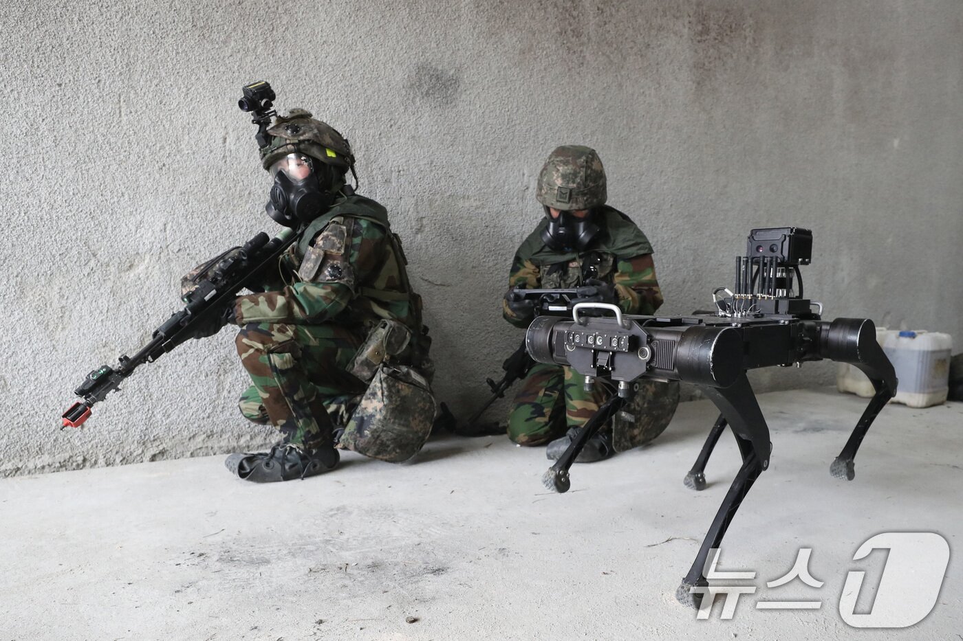 본문 이미지 - 12일 경기 파주시 무건리 훈련장에서 2025 FS/TIGER 일환으로 실시된 유무인 복합전투체계 활용 &#39;한미연합 WMD&#40;대량살상무기&#41; 제거훈련&#39;에서 25사단 장병들과 다족형무인로봇이 시설을 정찰 및 확보하고 있다. 2025.3.12/뉴스1 ⓒ News1 사진공동취재단