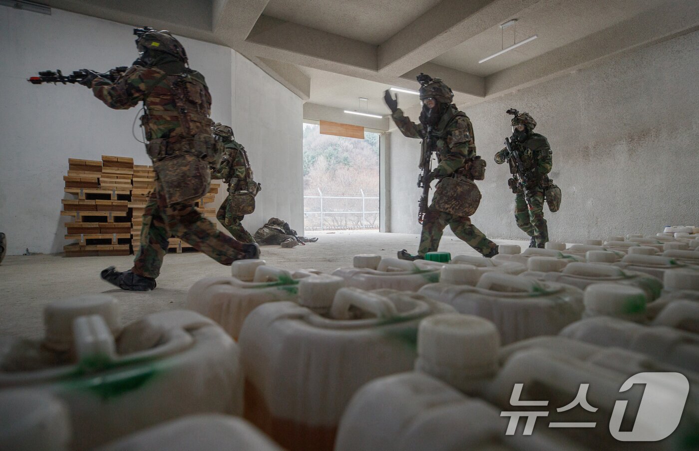 본문 이미지 - 12일 경기 파주시 무건리 훈련장에서 2025 FS/TIGER 일환으로 실시된 유무인 복합전투체계 활용 &#39;한미연합 WMD&#40;대량살상무기&#41; 제거훈련&#39;에서 25사단 장병들이 시설을 정찰 및 확보하고 있다. 2025.3.12/뉴스1 ⓒ News1 사진공동취재단