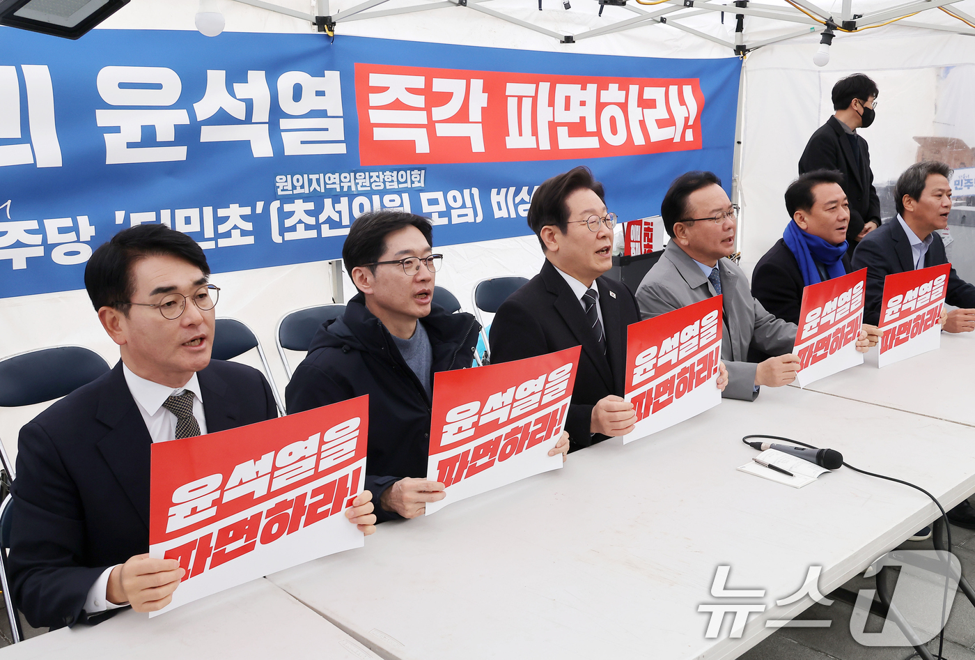 (서울=뉴스1) 김진환 기자 = 박용진 전 의원(왼쪽부터), 김경수 전 경남지사, 이재명 더불어민주당 대표, 김부겸 전 국무총리, 이광재 전 국회 사무총장, 임종석 전 대통령 비서 …