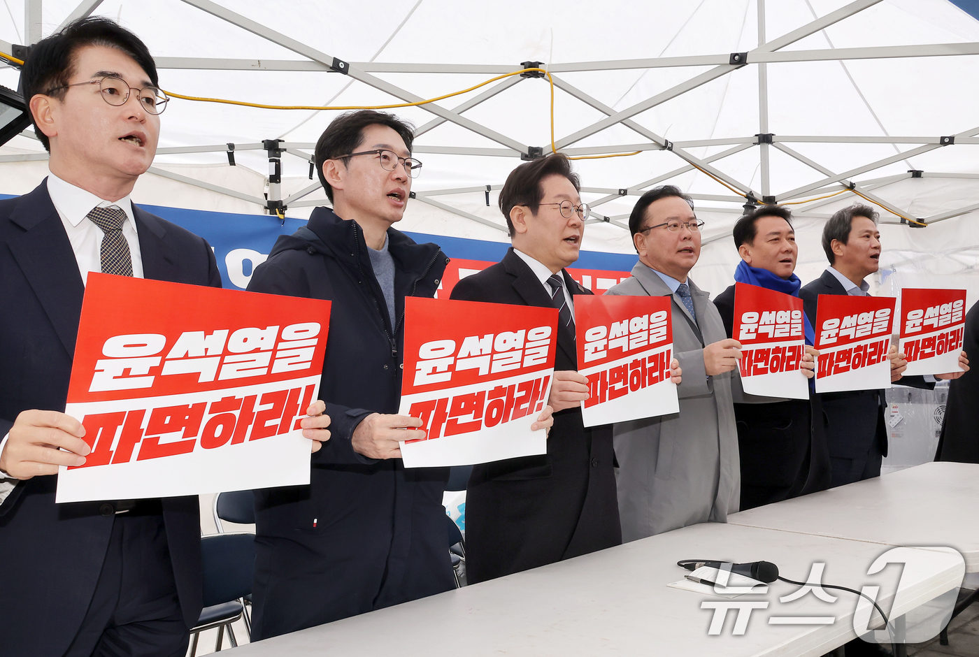 (서울=뉴스1) 김진환 기자 = 박용진 전 의원(왼쪽부터), 김경수 전 경남지사, 이재명 더불어민주당 대표, 김부겸 전 국무총리, 이광재 전 국회 사무총장, 임종석 전 대통령 비서 …