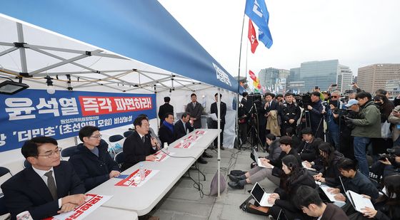 국난극복 시국간담회에서 발언하는 이재명 대표