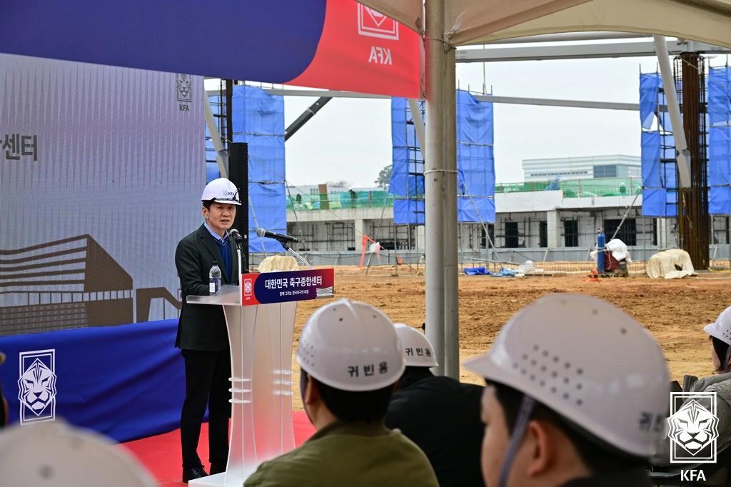 본문 이미지 - 12일 충남 천안의 대한민국 축구종합센터를 방문한 정몽규 회장이 인사하고 있다. &#40;대한축구협회 제공&#41;