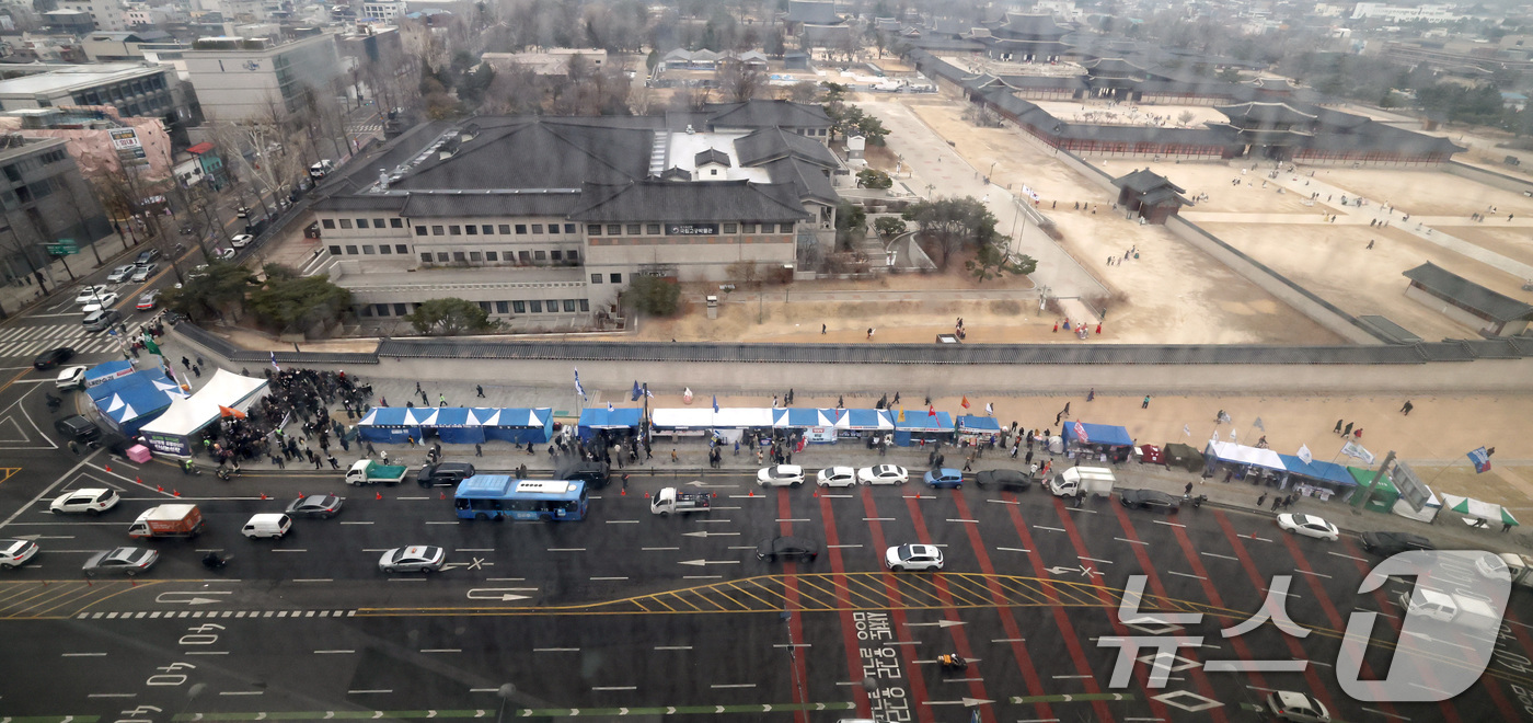 (서울=뉴스1) 임세영 기자 = 12일 서울 종로구 경복궁 인근 도로변으로 윤석열 대통령의 탄핵을 촉구하는 더불어민주당, 조국혁신당, 양대노총 등의 천막 농성장이 늘어서 있다. 2 …