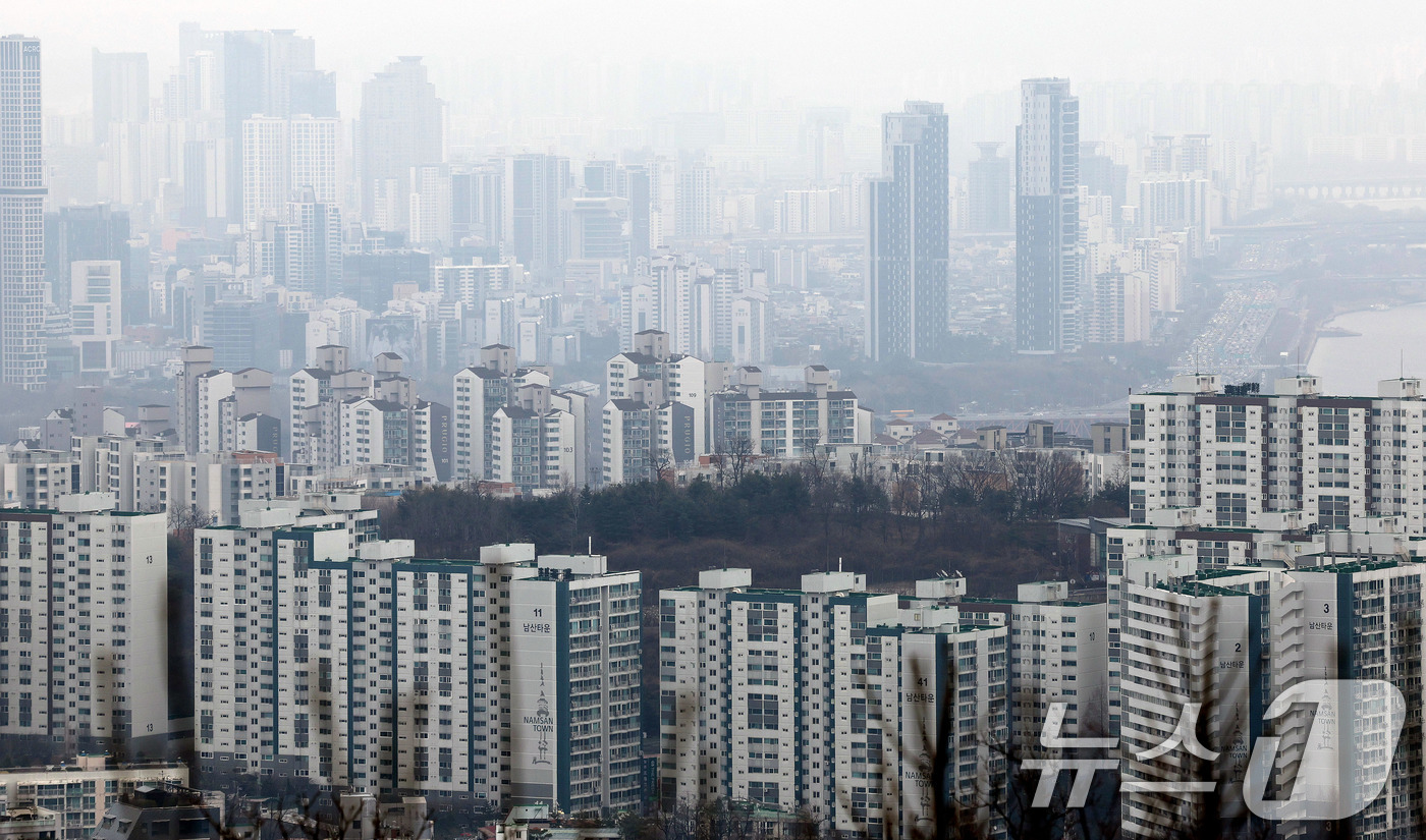 (서울=뉴스1) 박지혜 기자 = 지난달 전국 아파트 평균 분양가가 처음으로 3.3㎡(평)당 3000만원을 넘어선 것으로 집계됐다.12일 부동산R114 자료에 따르면 지난달 전국 아 …
